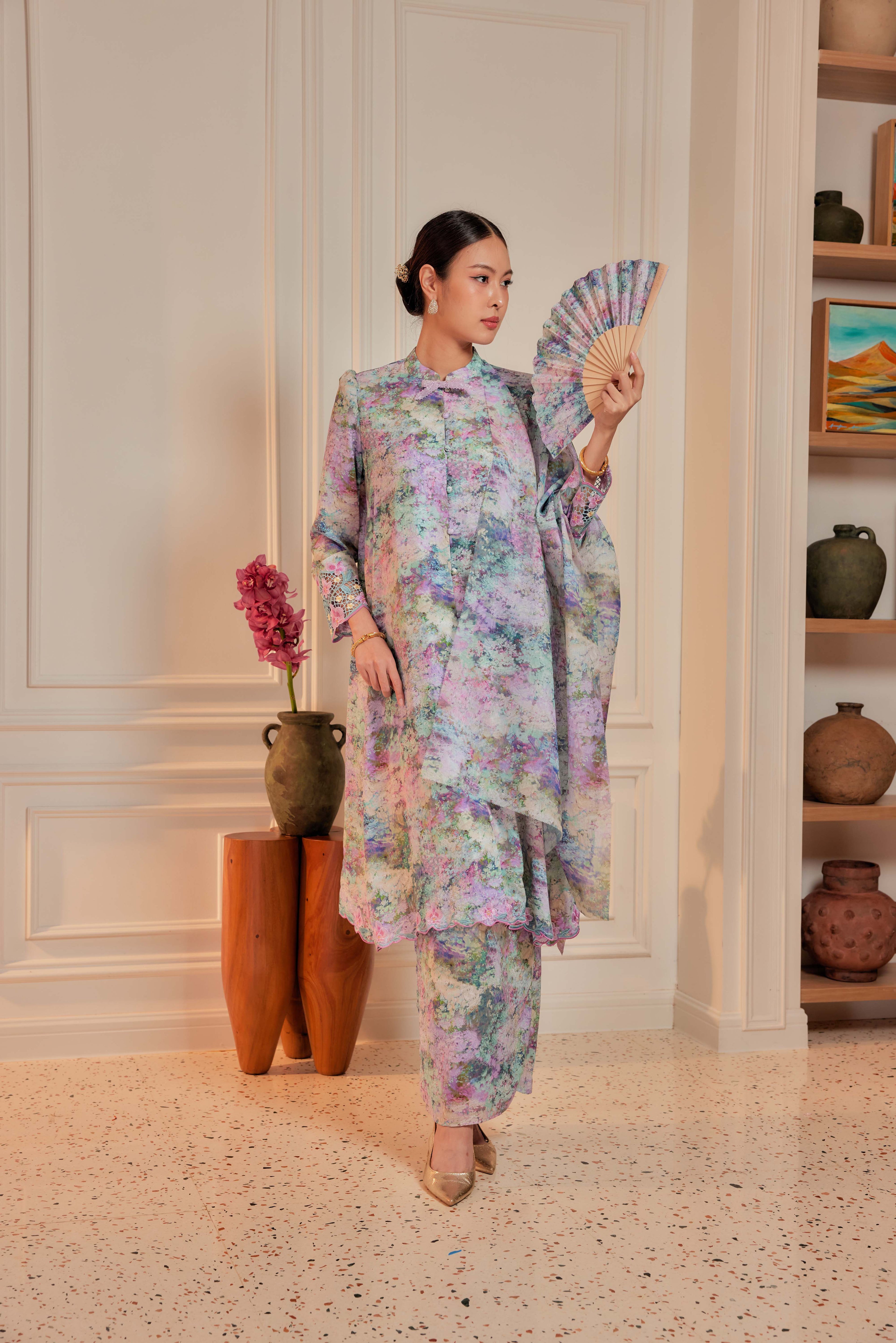 09 - Taman Sari - Kebarung Sulam Goyang Set With Matching Fan & Selendang