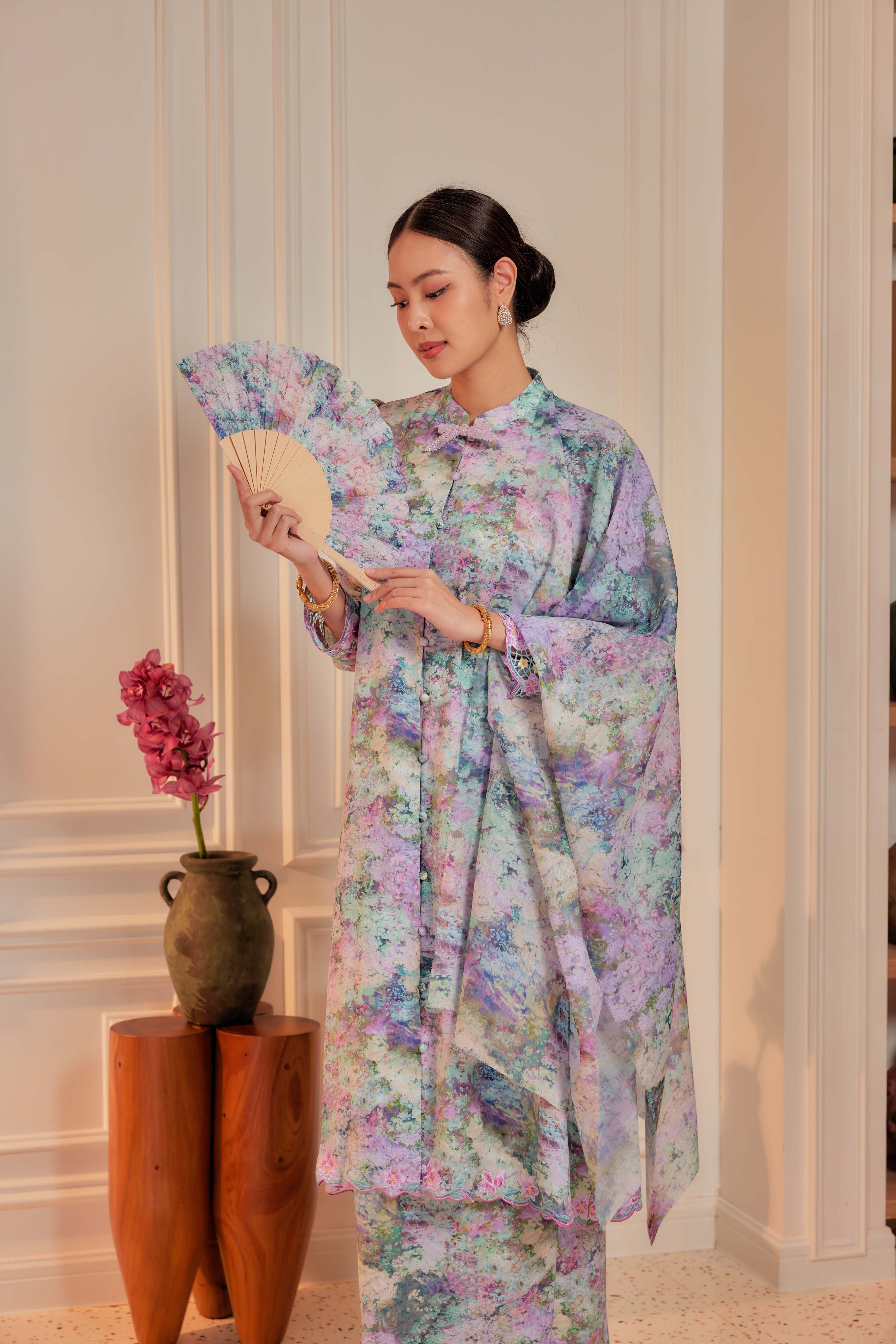 09 - Taman Sari - Kebarung Sulam Goyang Set With Matching Fan & Selendang