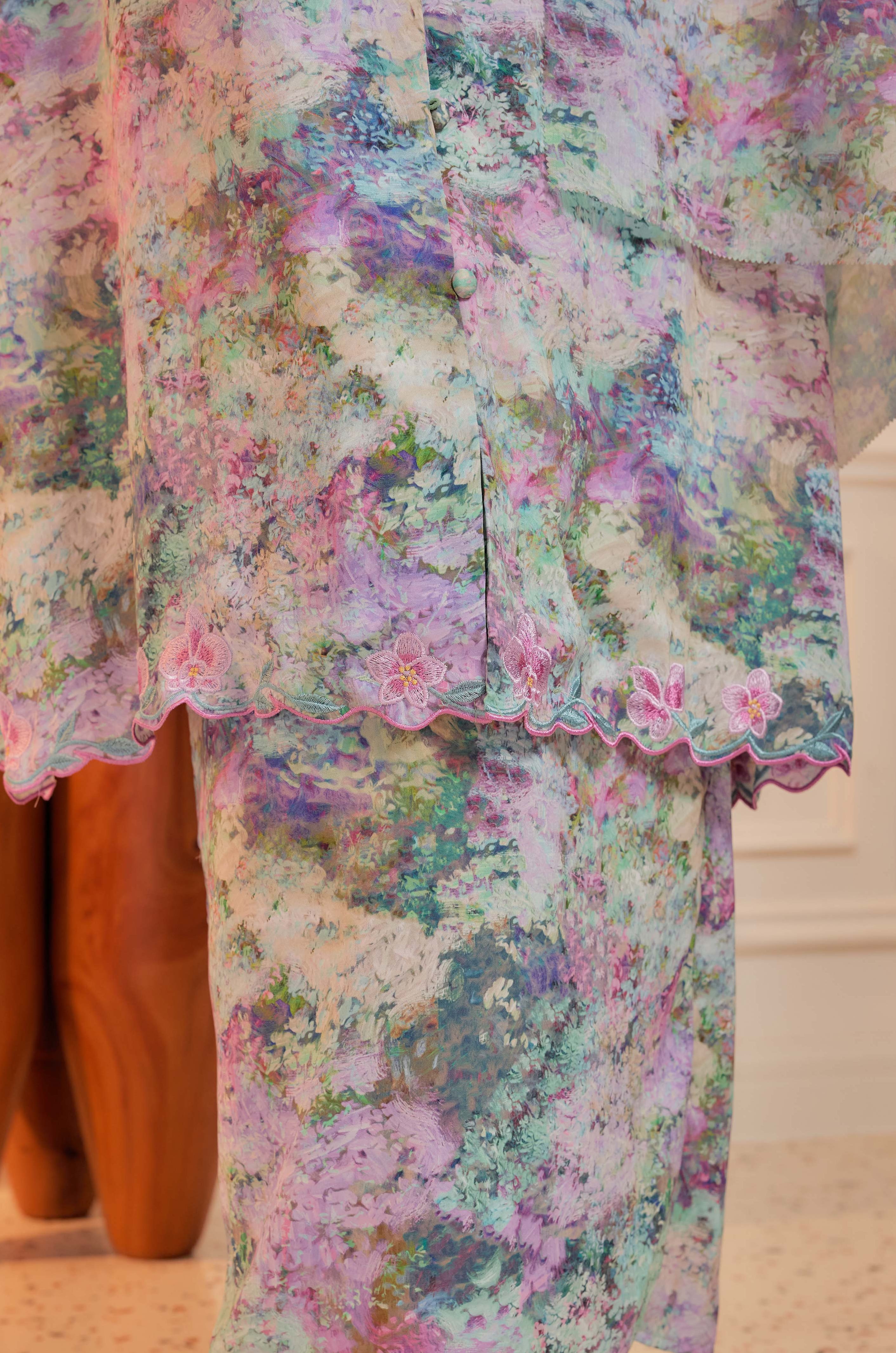 09 - Taman Sari - Kebarung Sulam Goyang Set With Matching Fan & Selendang