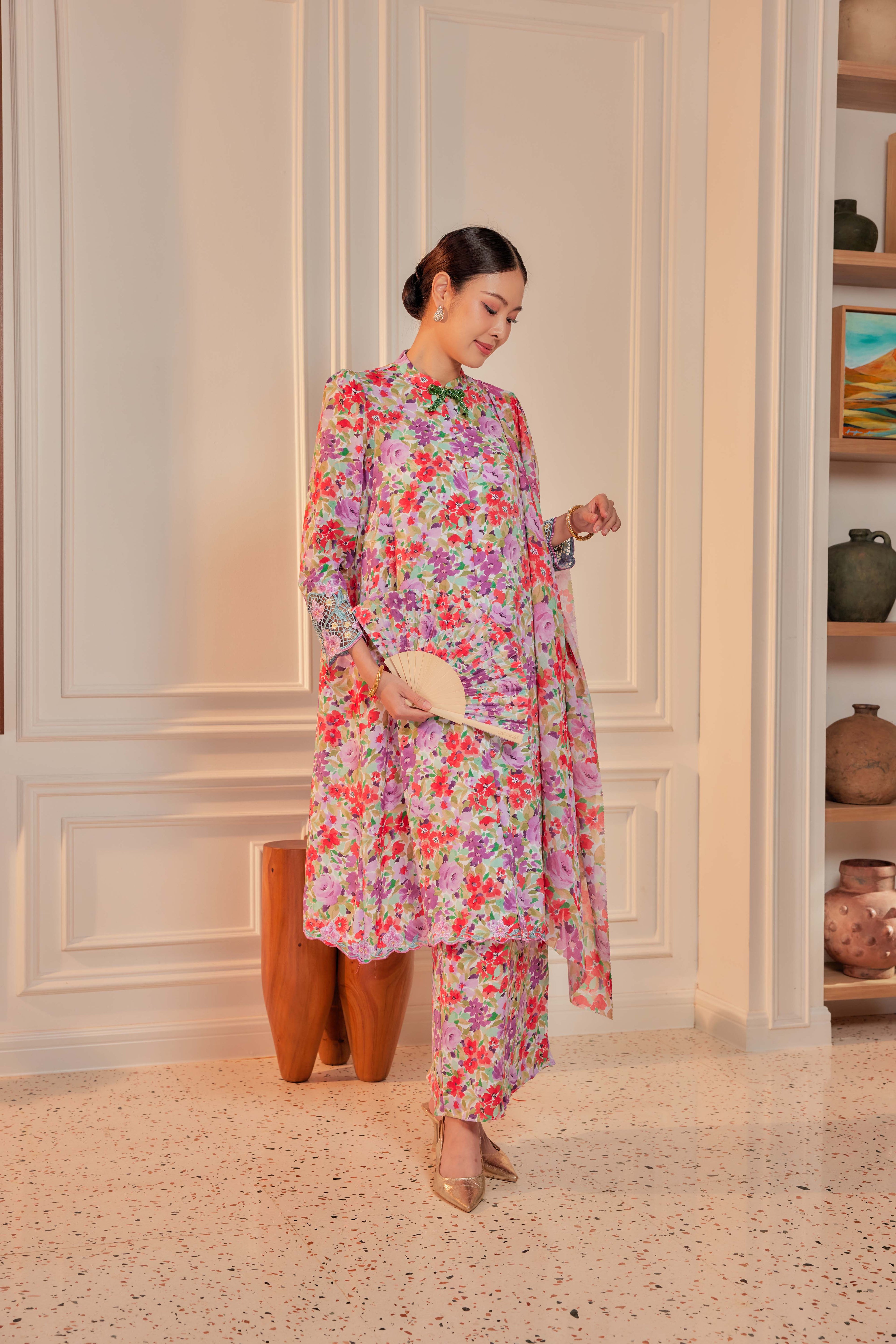 08 - Sekar Arum II - Kebarung Sulam Goyang Set With Matching Fan & Selendang