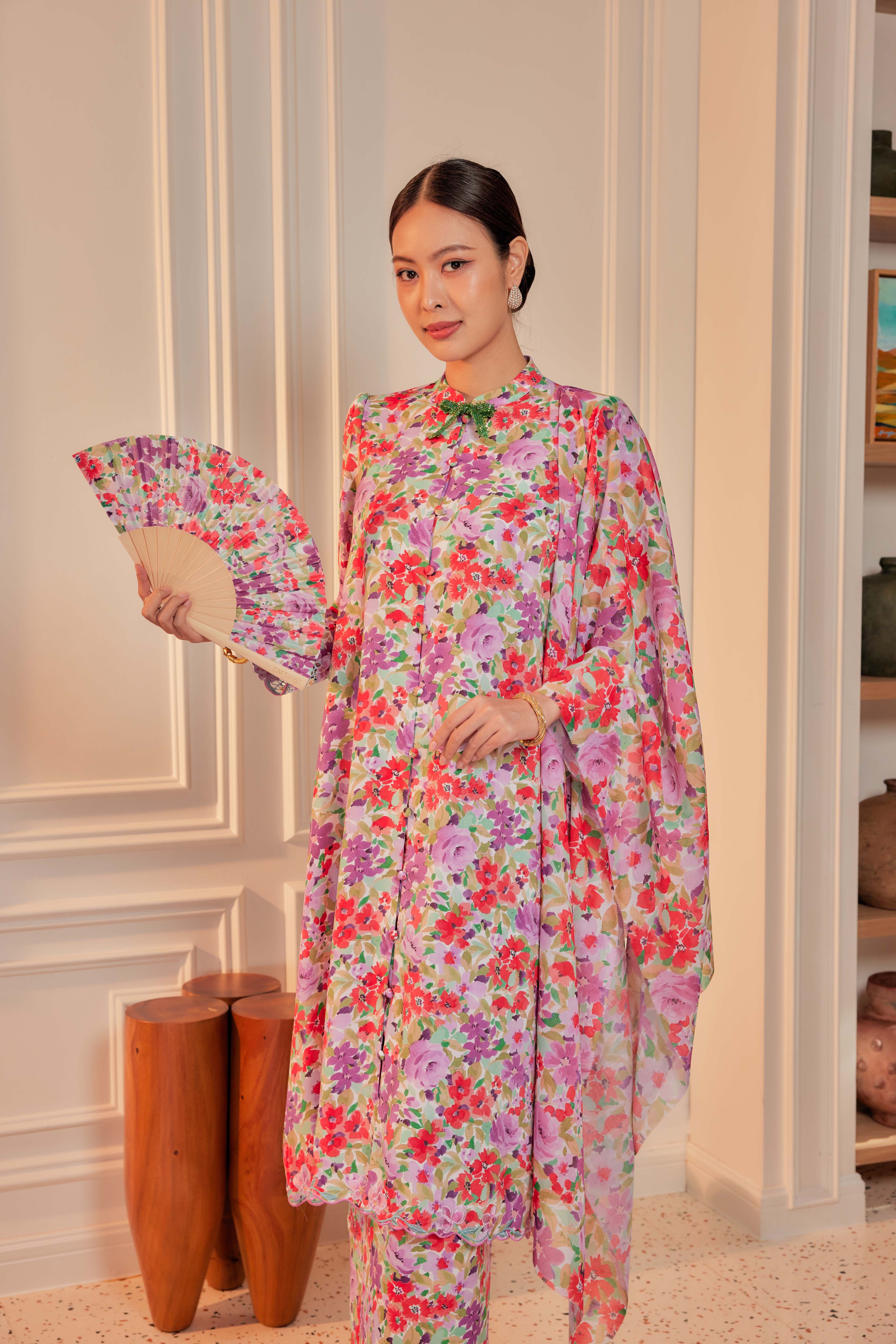 08 - Sekar Arum II - Kebarung Sulam Goyang Set With Matching Fan & Selendang