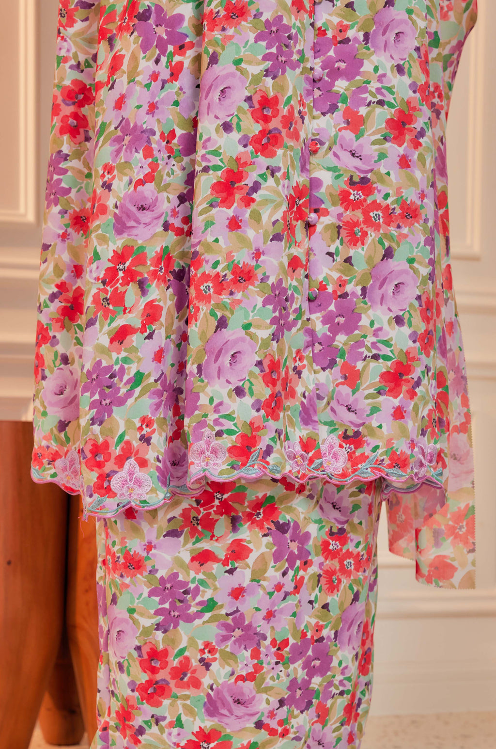 08 - Sekar Arum II - Kebarung Sulam Goyang Set With Matching Fan & Selendang