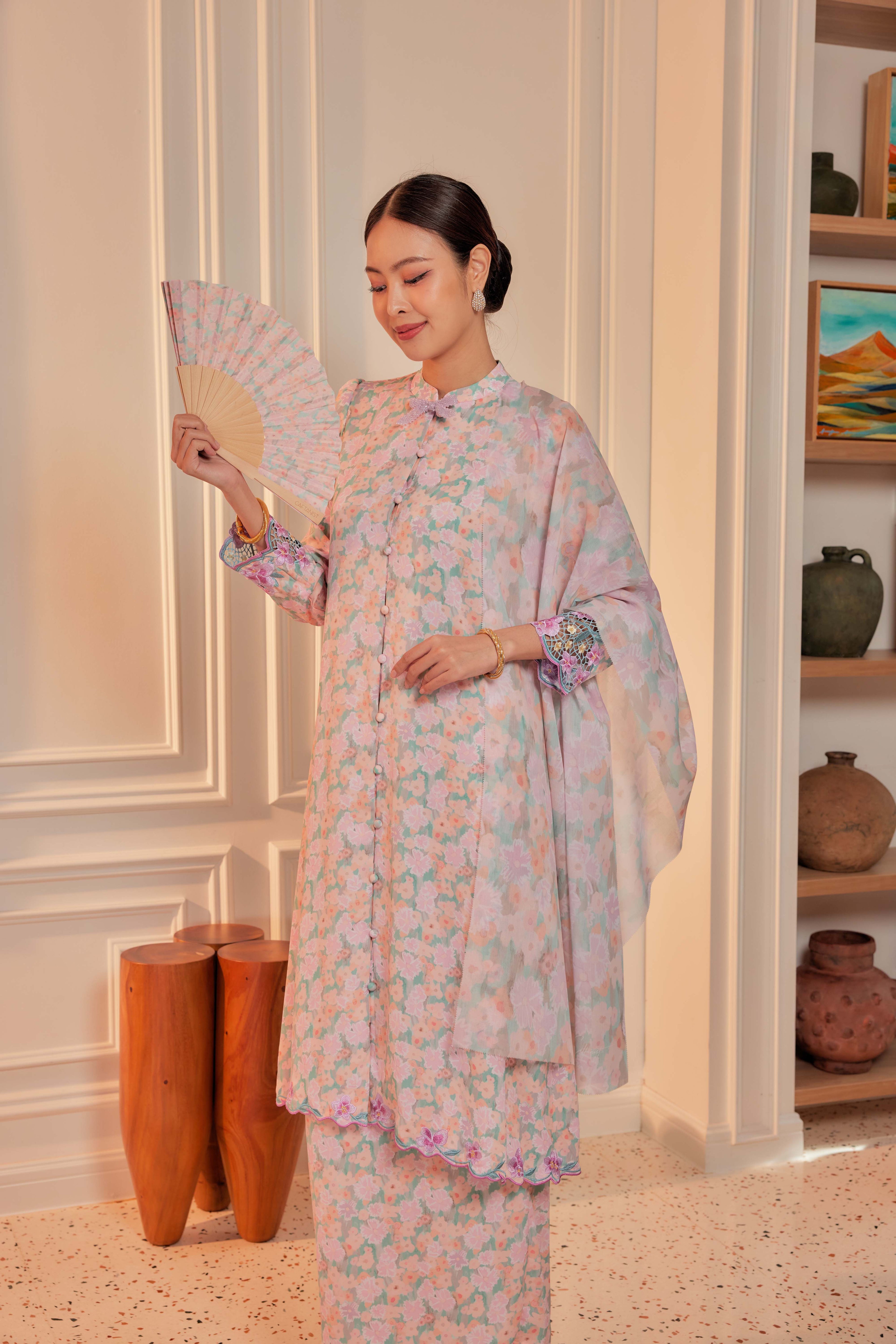 05 - Puspa Dewi - Kebarung Sulam Goyang Set With Matching Fan & Selendang