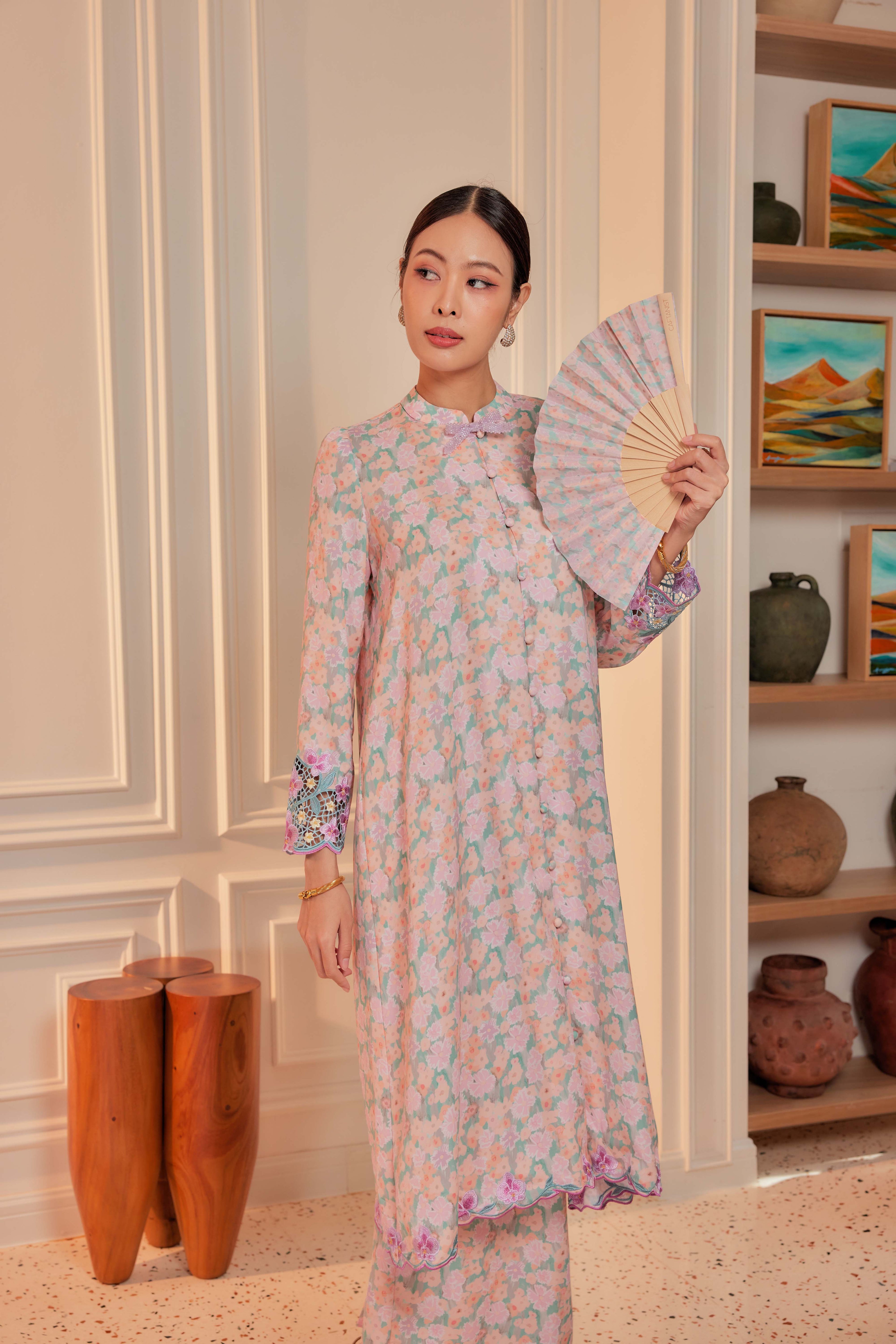 05 - Puspa Dewi - Kebarung Sulam Goyang Set With Matching Fan & Selendang