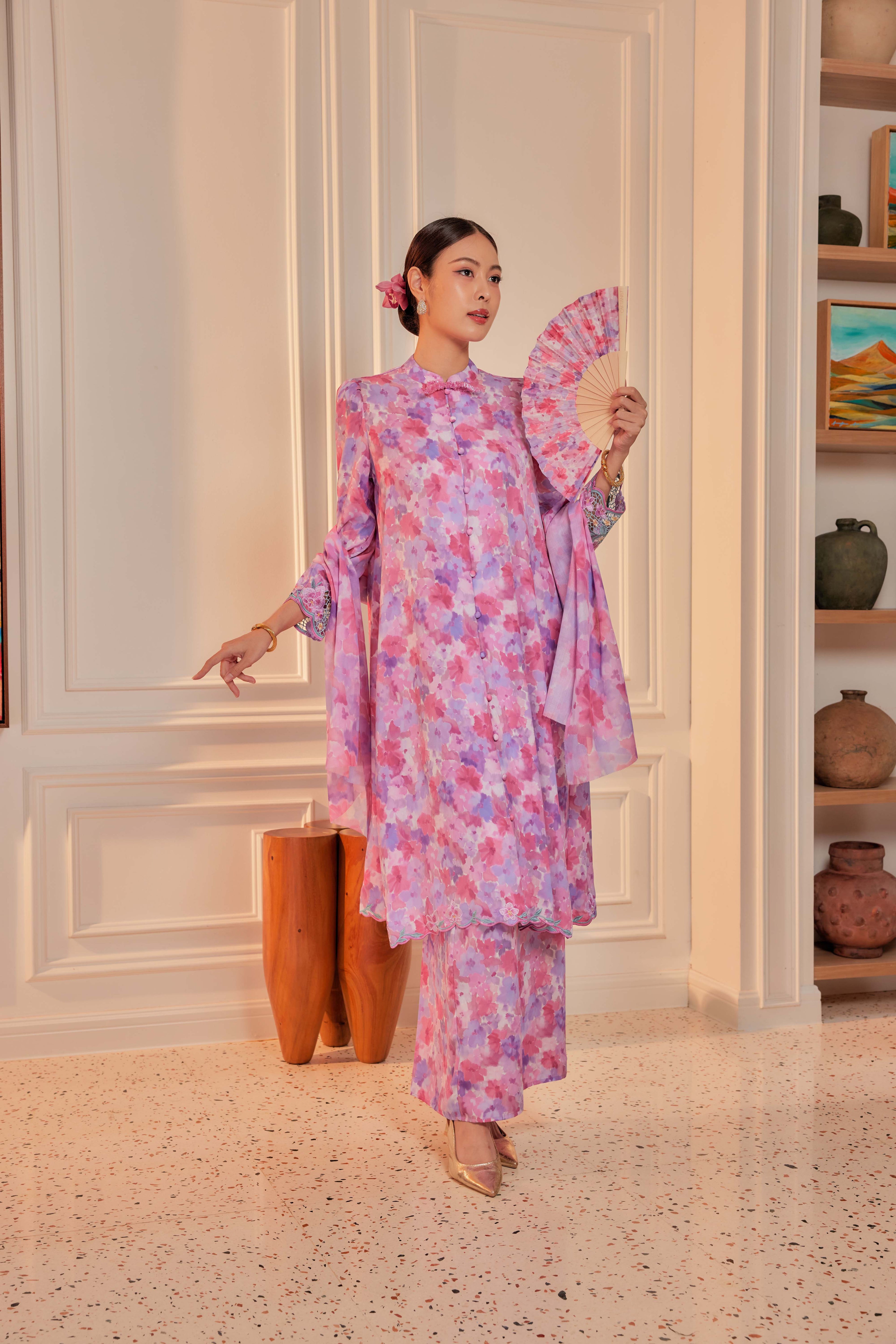 19 - Sundari Kenanga IV - Kebarung Sulam Goyang Set With Matching Fan & Selendang