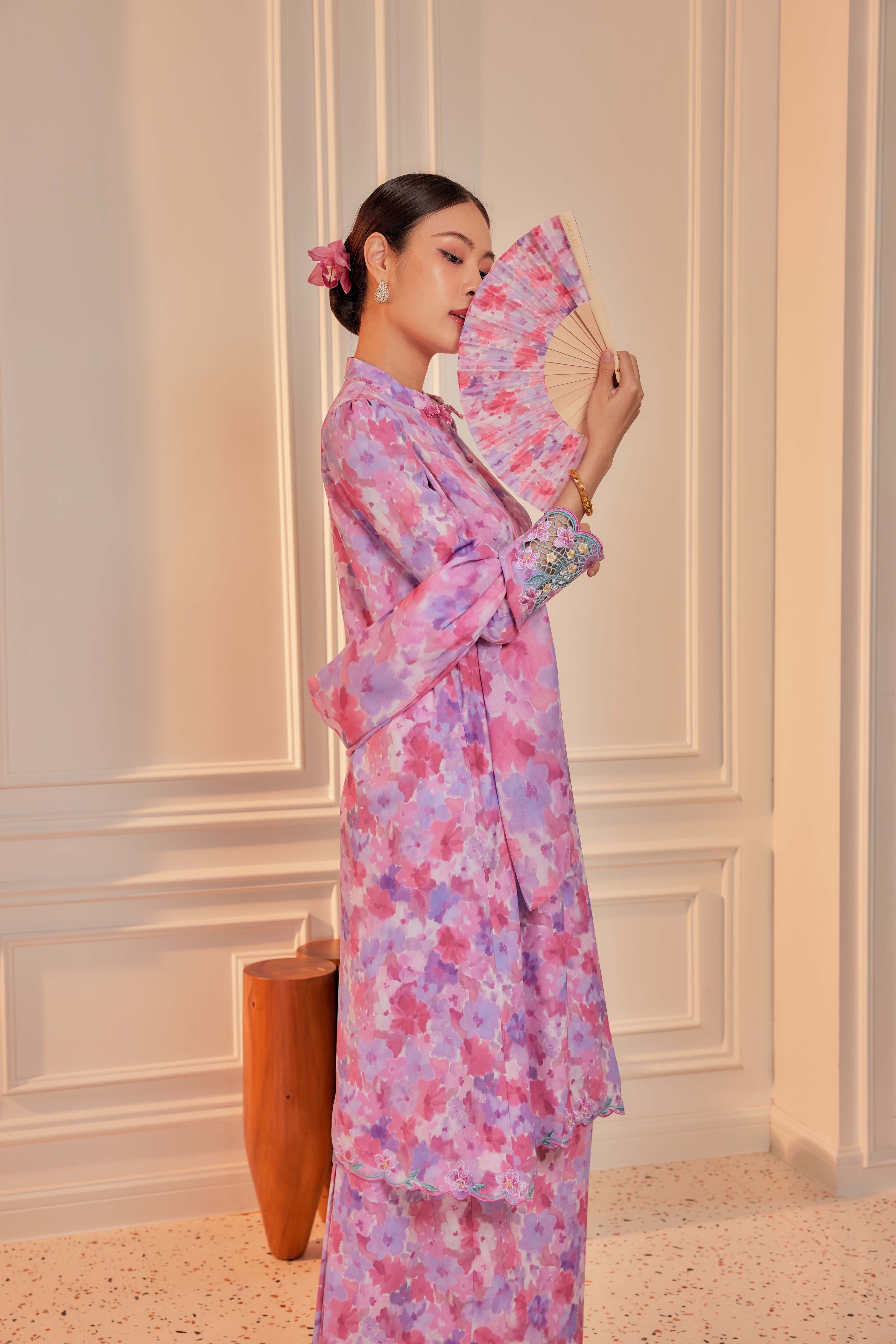 19 - Sundari Kenanga IV - Kebarung Sulam Goyang Set With Matching Fan & Selendang