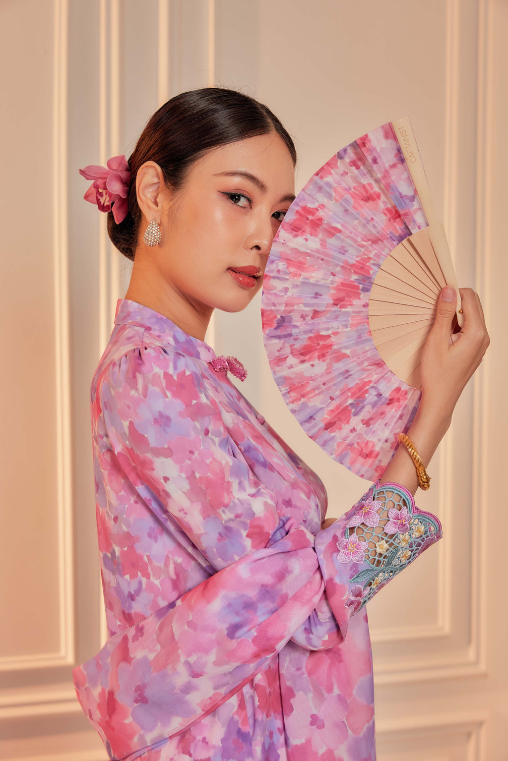 19 - Sundari Kenanga IV - Kebarung Sulam Goyang Set With Matching Fan & Selendang