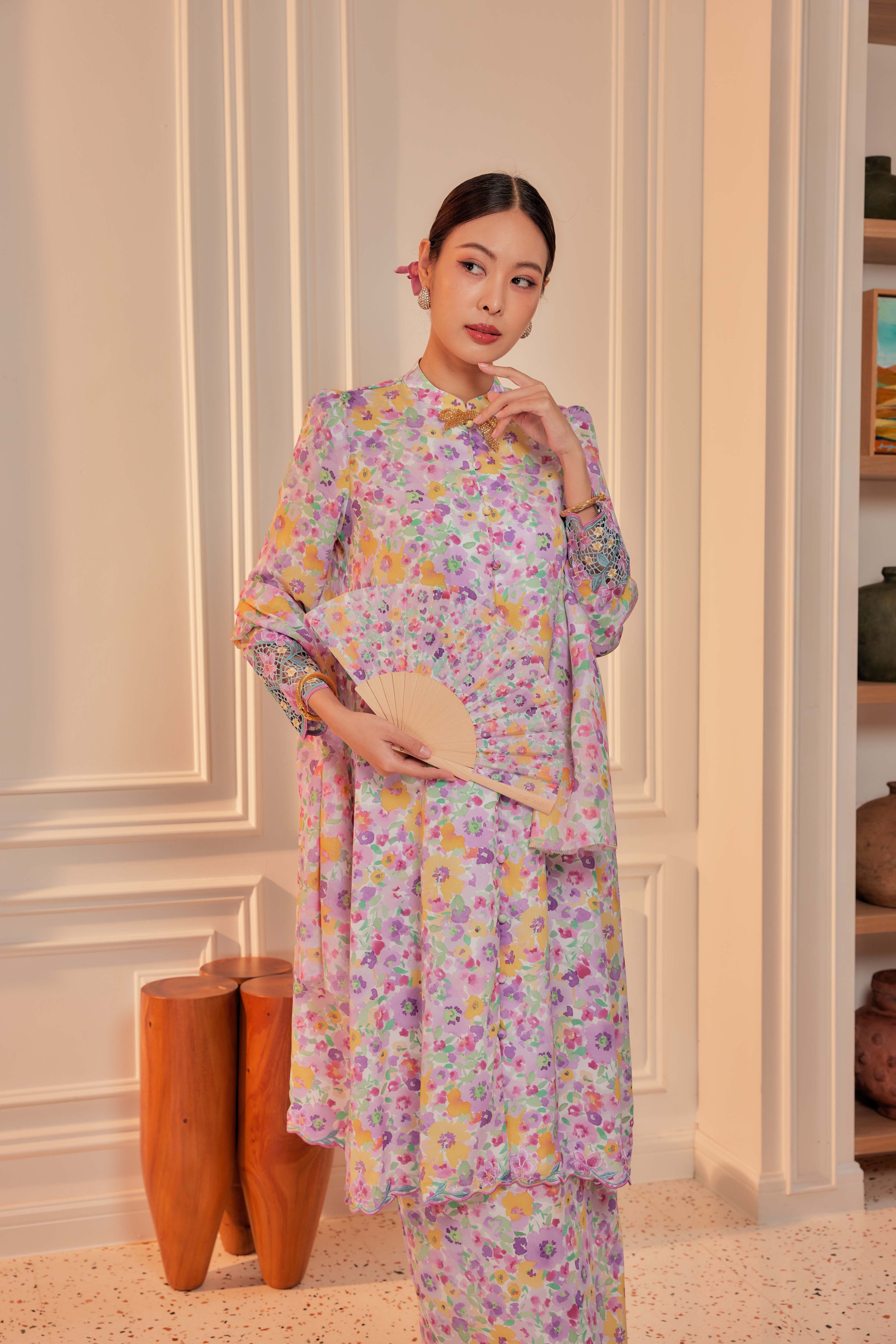 15 - Indah Sekarjati II - Kebarung Sulam Goyang Set With Matching Fan & Selendang