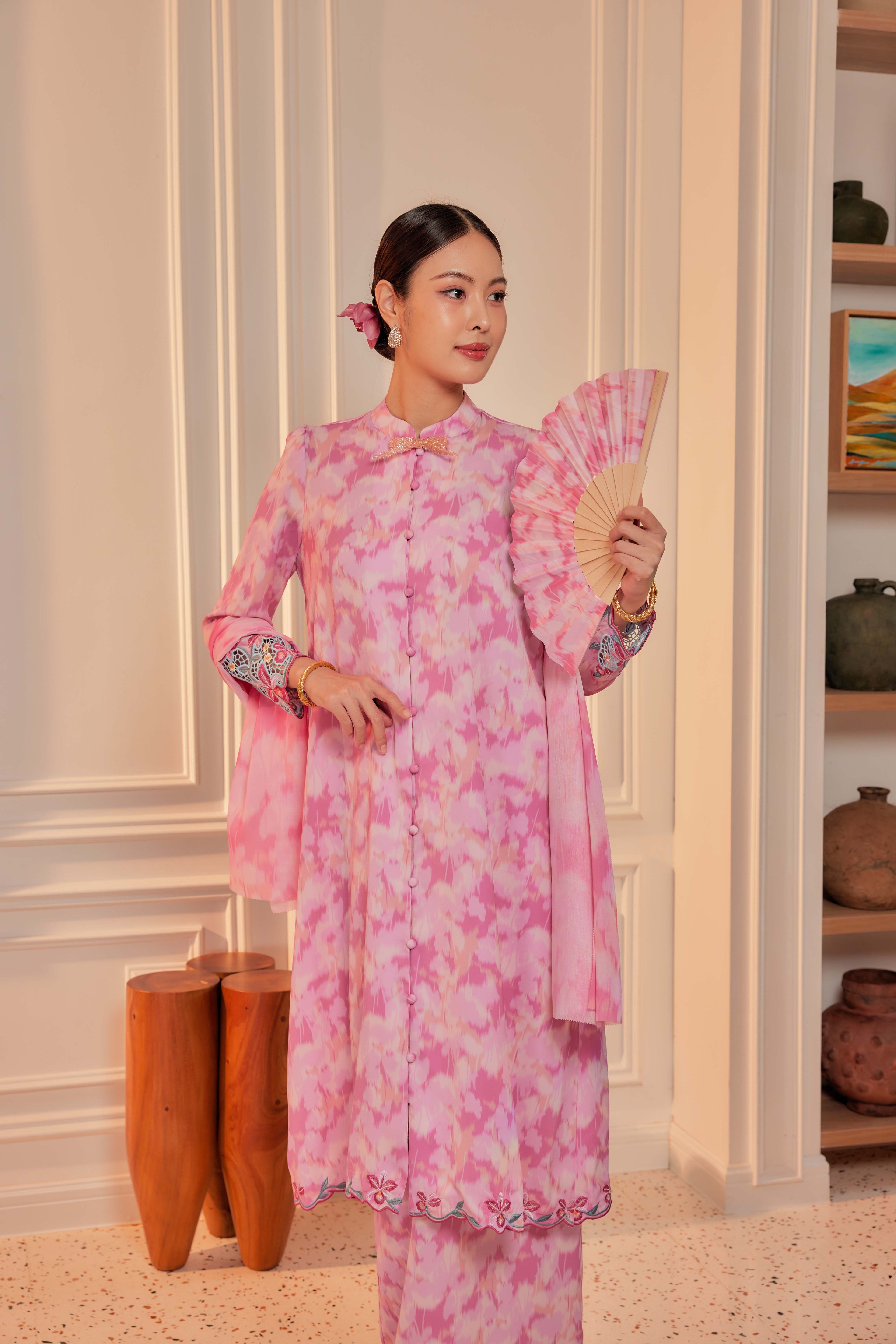 24 - Dewi Kemuning I - Kebarung Sulam Goyang Set With Matching Fan & Selendang