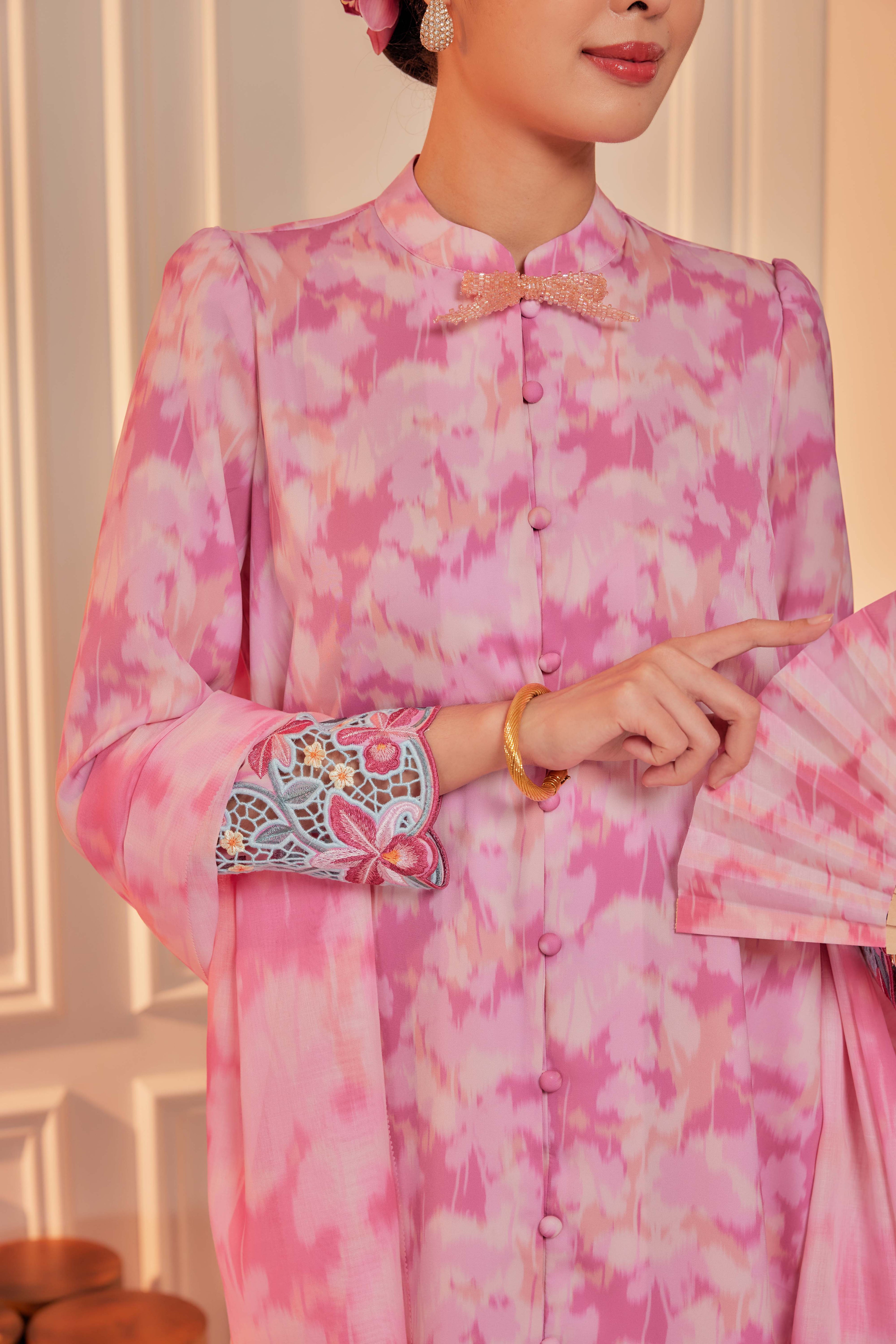 24 - Dewi Kemuning I - Kebarung Sulam Goyang Set With Matching Fan & Selendang