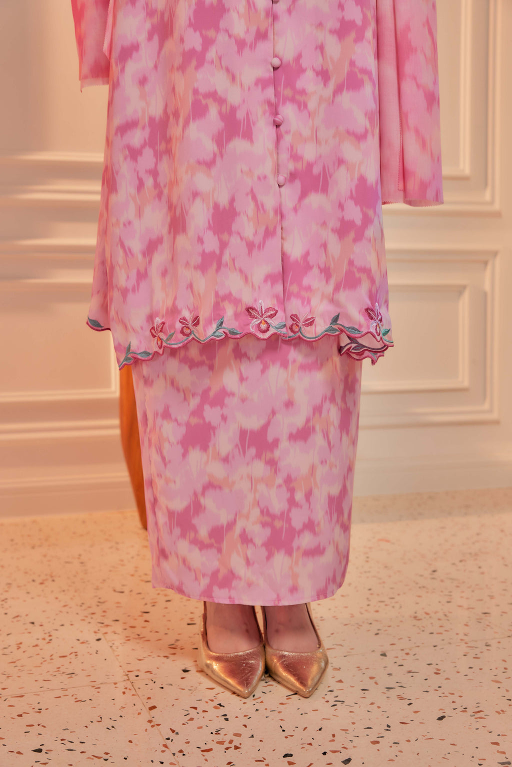 24 - Dewi Kemuning I - Kebarung Sulam Goyang Set With Matching Fan & Selendang