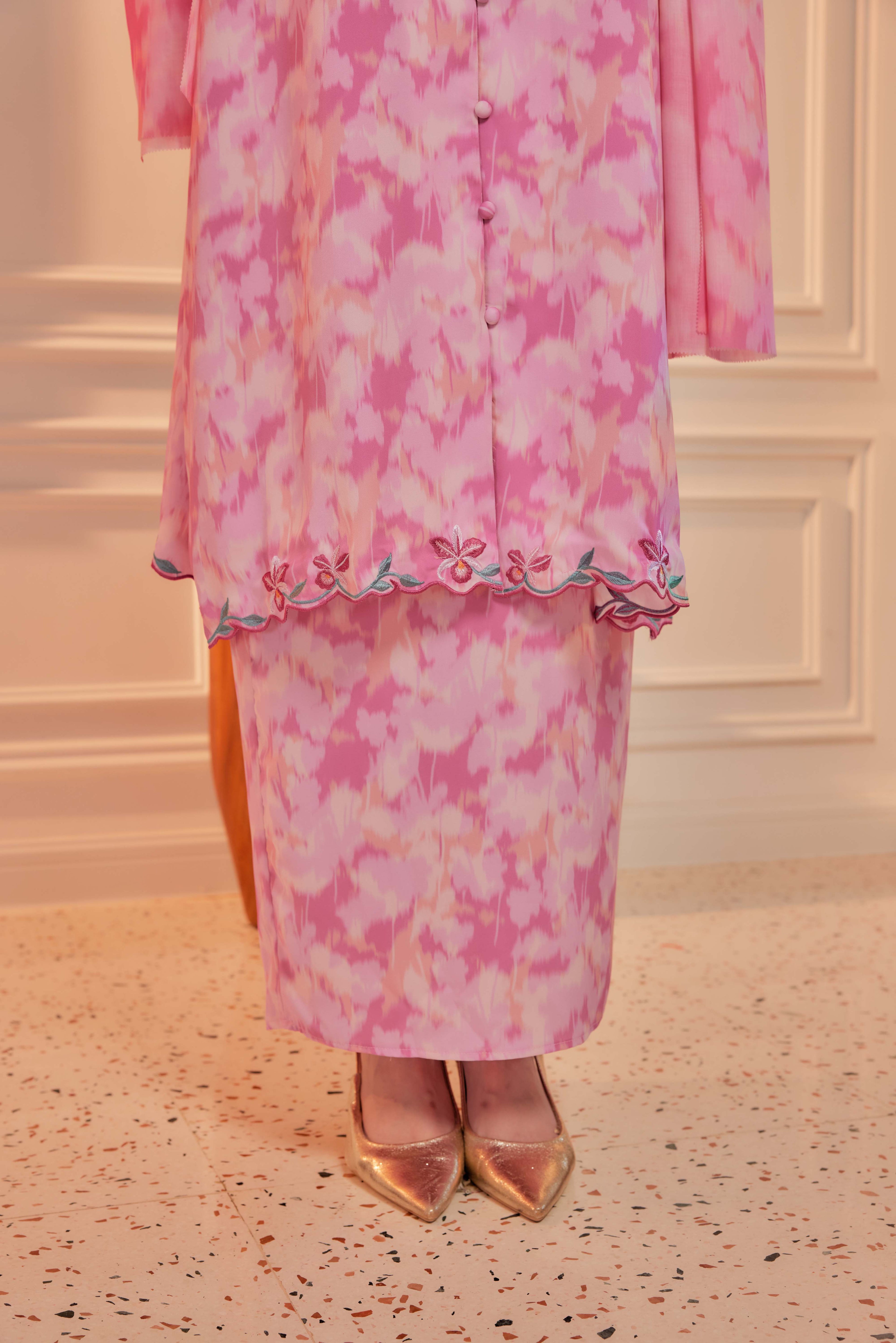 24 - Dewi Kemuning I - Kebarung Sulam Goyang Set With Matching Fan & Selendang