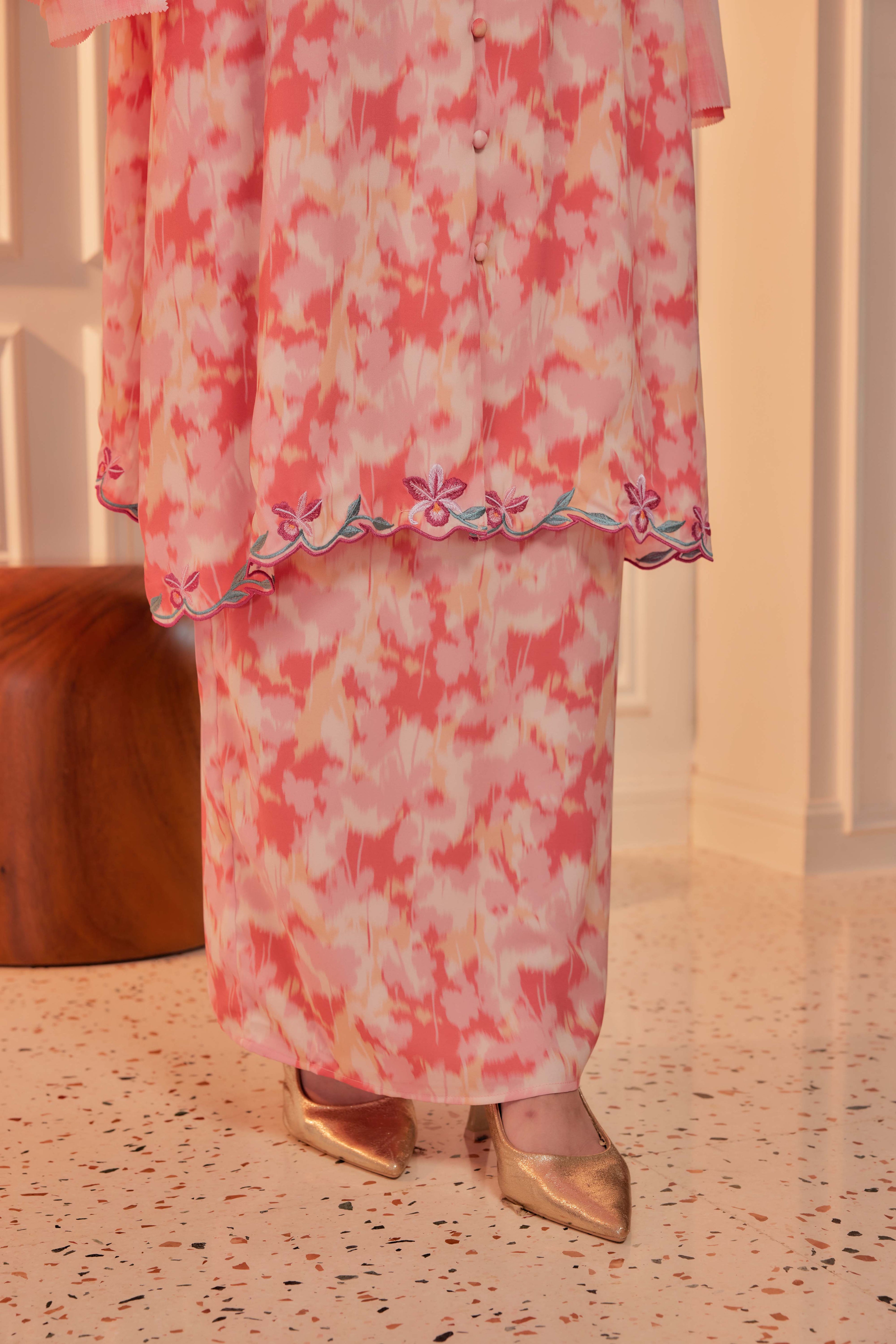 25 - Dewi Kemuning II - Kebarung Sulam Goyang Set With Matching Fan & Selendang