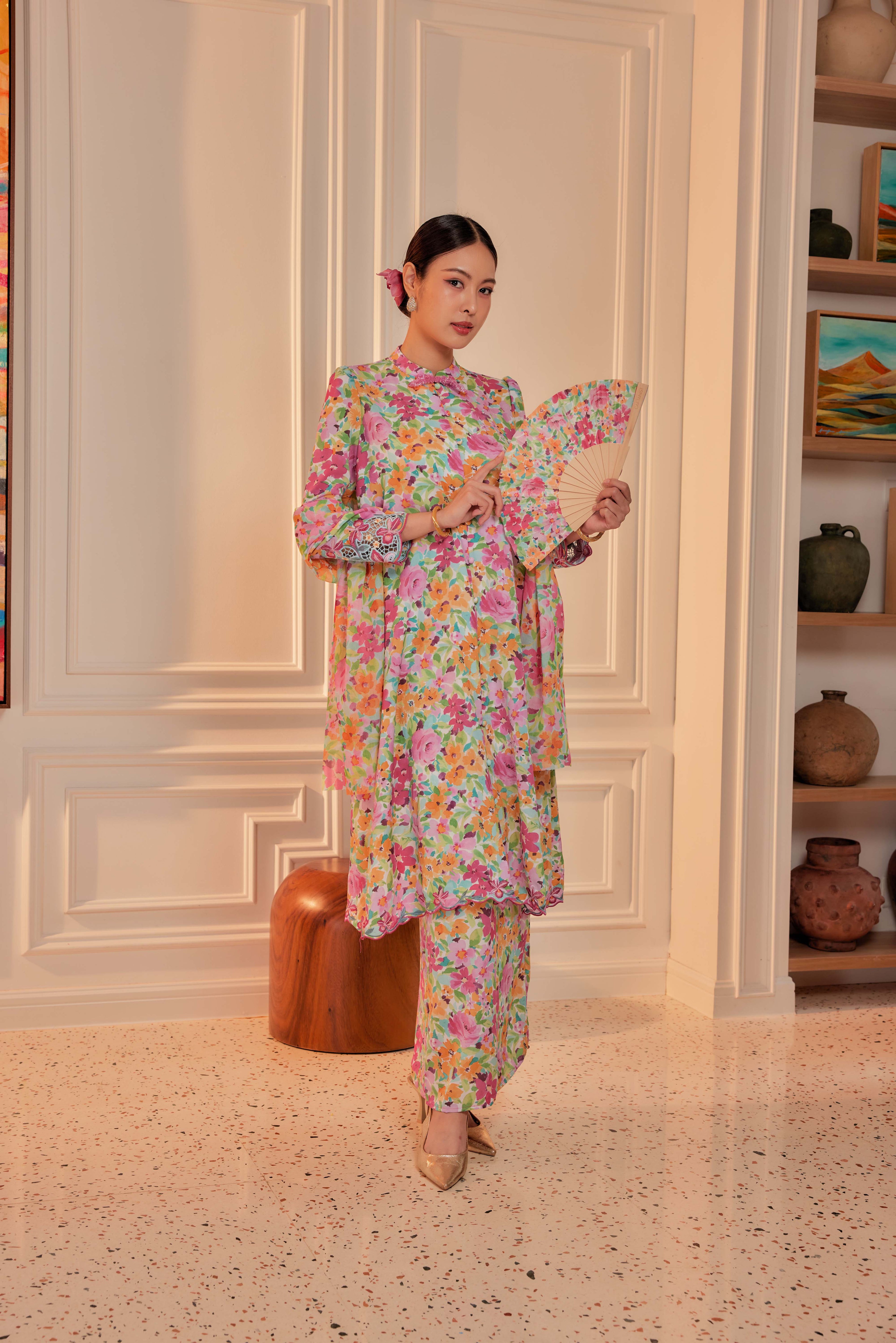 07 - Sekar Arum I - Kebarung Sulam Goyang Set With Matching Fan & Selendang