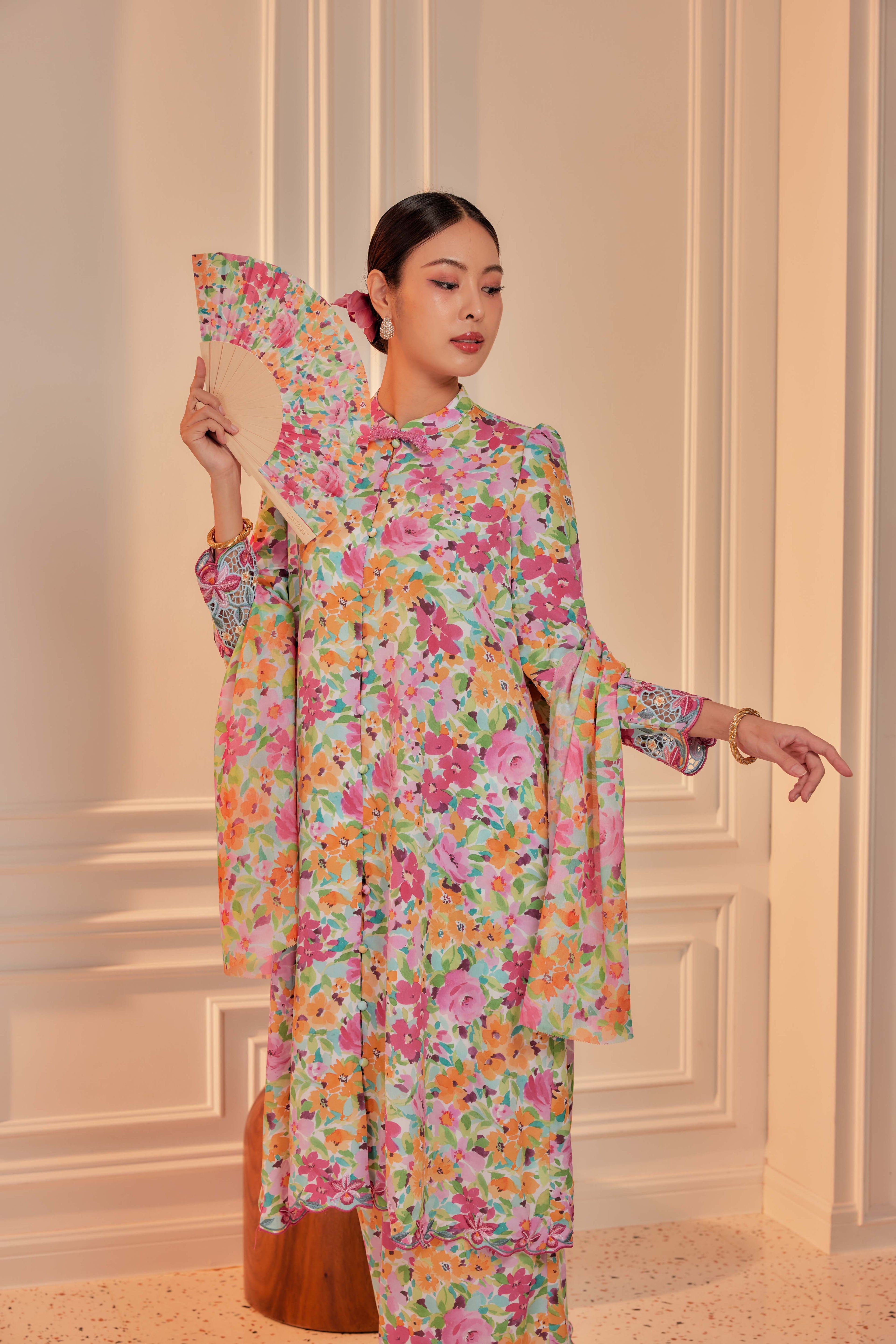 07 - Sekar Arum I - Kebarung Sulam Goyang Set With Matching Fan & Selendang