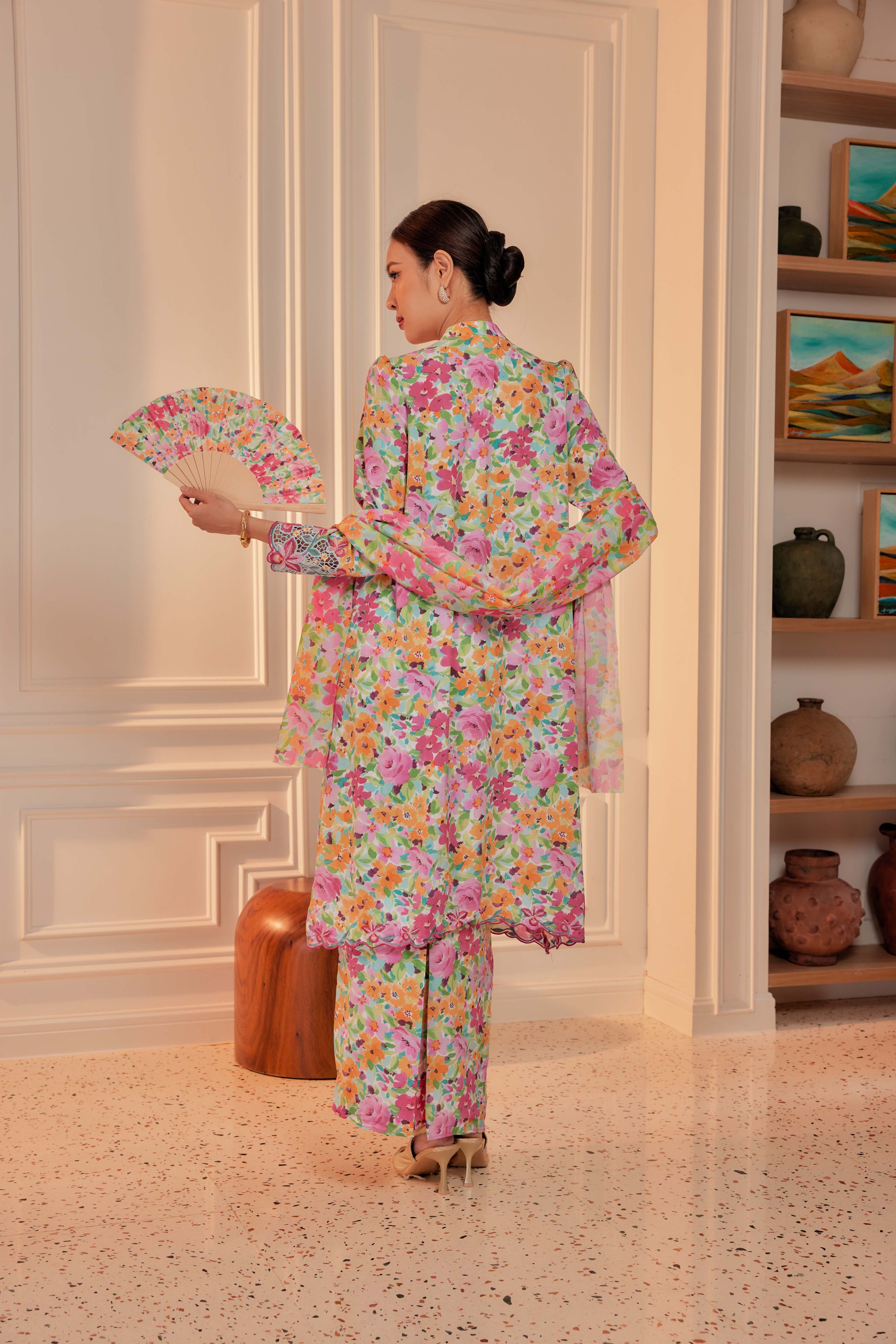 07 - Sekar Arum I - Kebarung Sulam Goyang Set With Matching Fan & Selendang