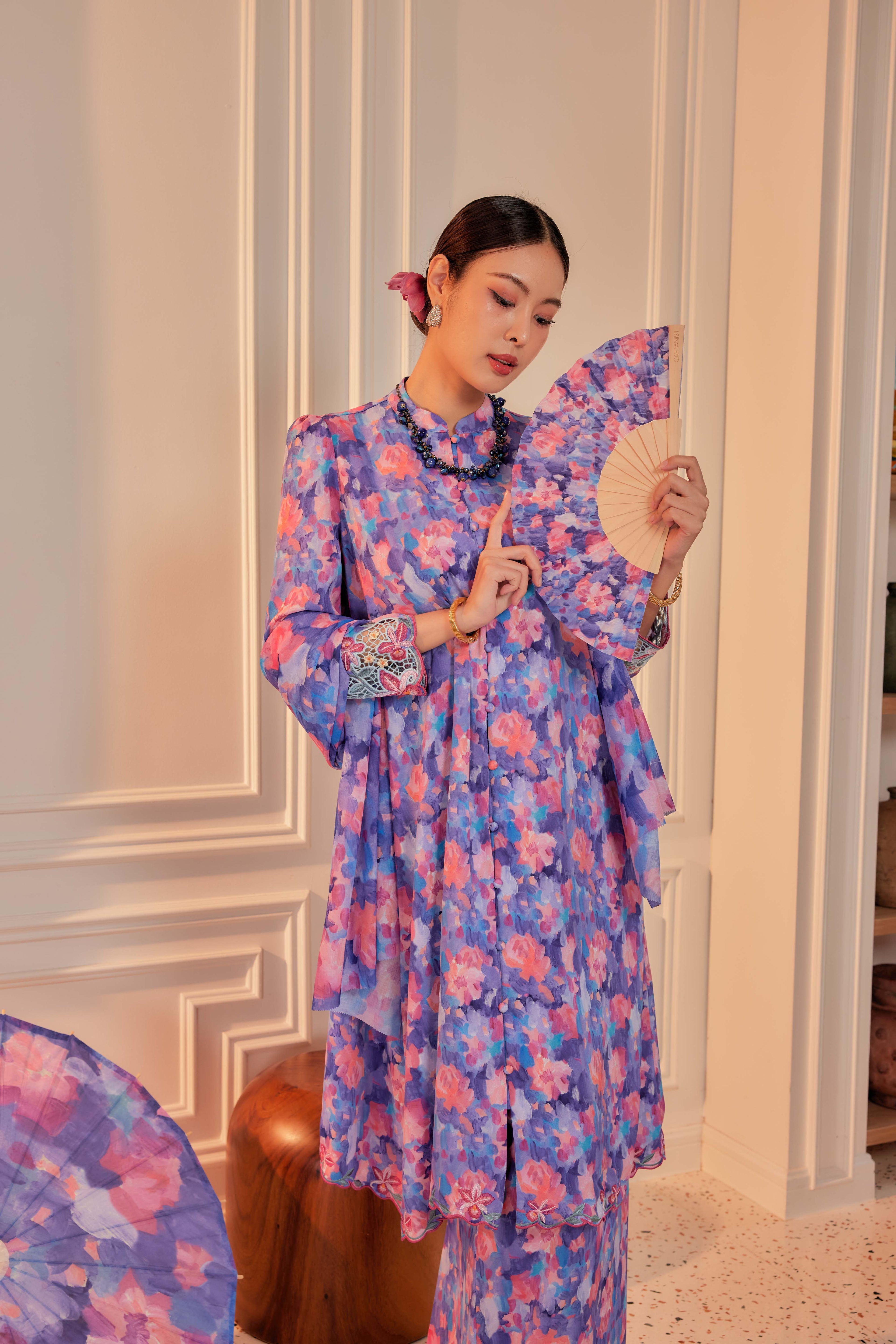 06 - Sekar Wulan - Kebarung Sulam Goyang Set With Matching Fan & Selendang