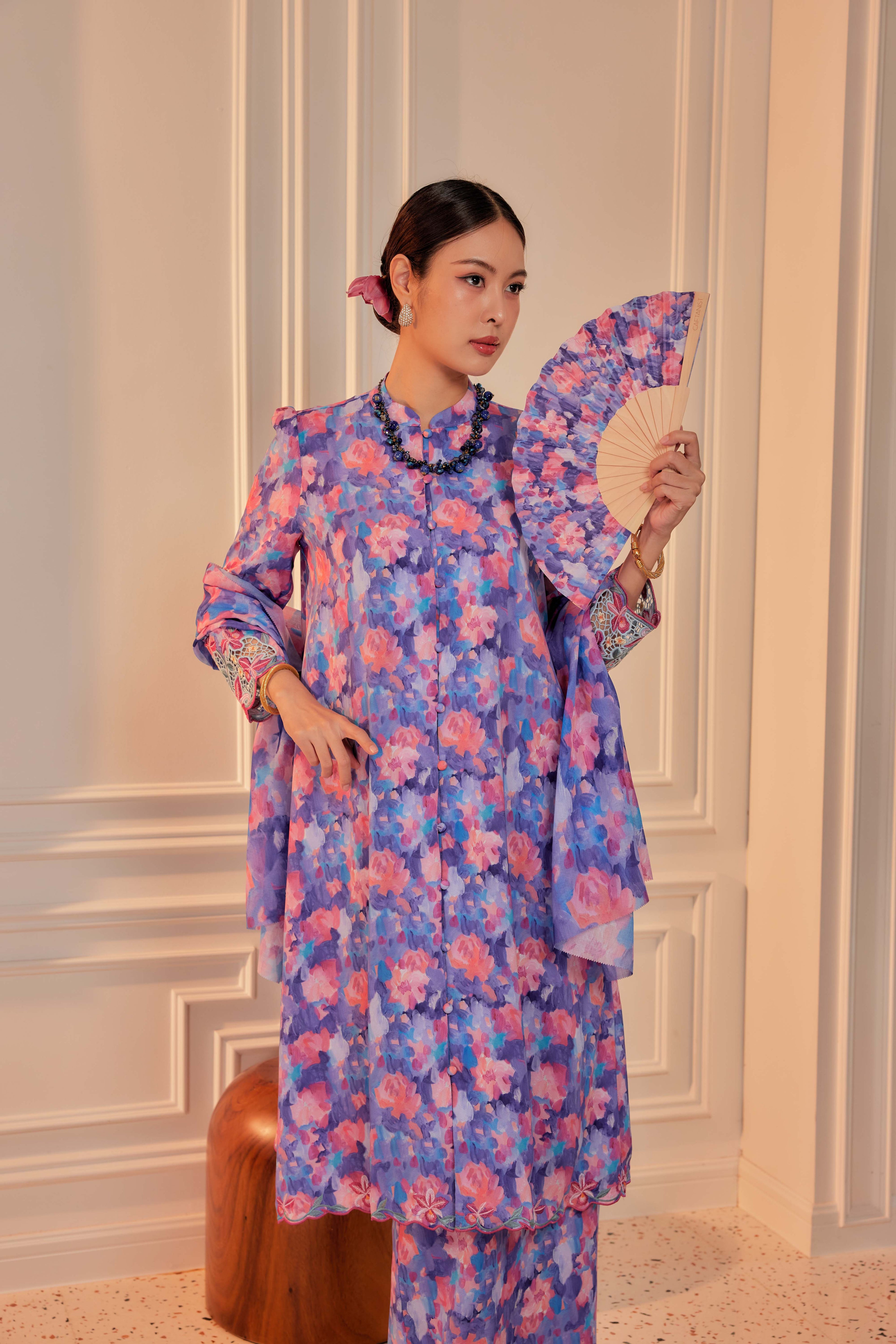 06 - Sekar Wulan - Kebarung Sulam Goyang Set With Matching Fan & Selendang