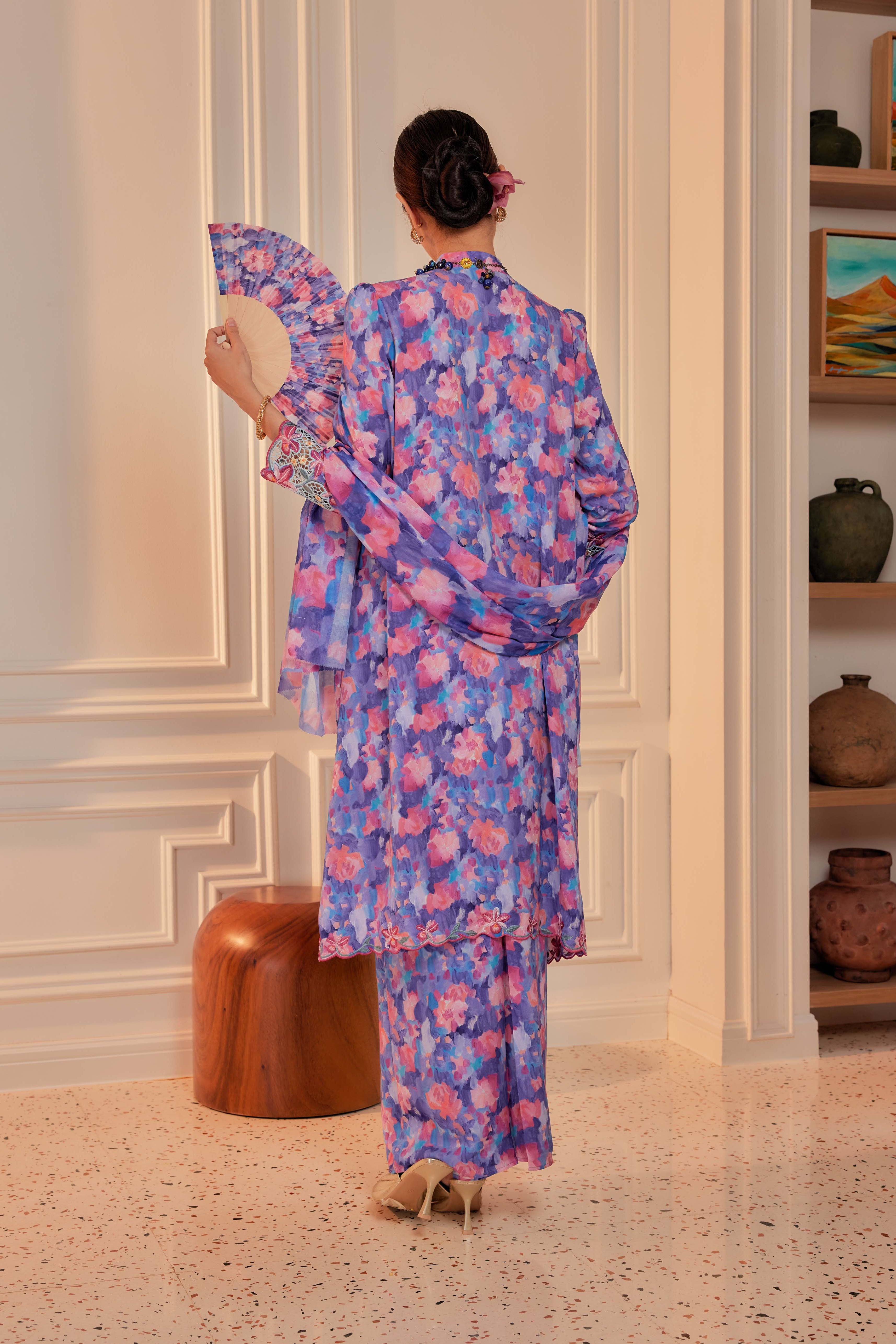 06 - Sekar Wulan - Kebarung Sulam Goyang Set With Matching Fan & Selendang