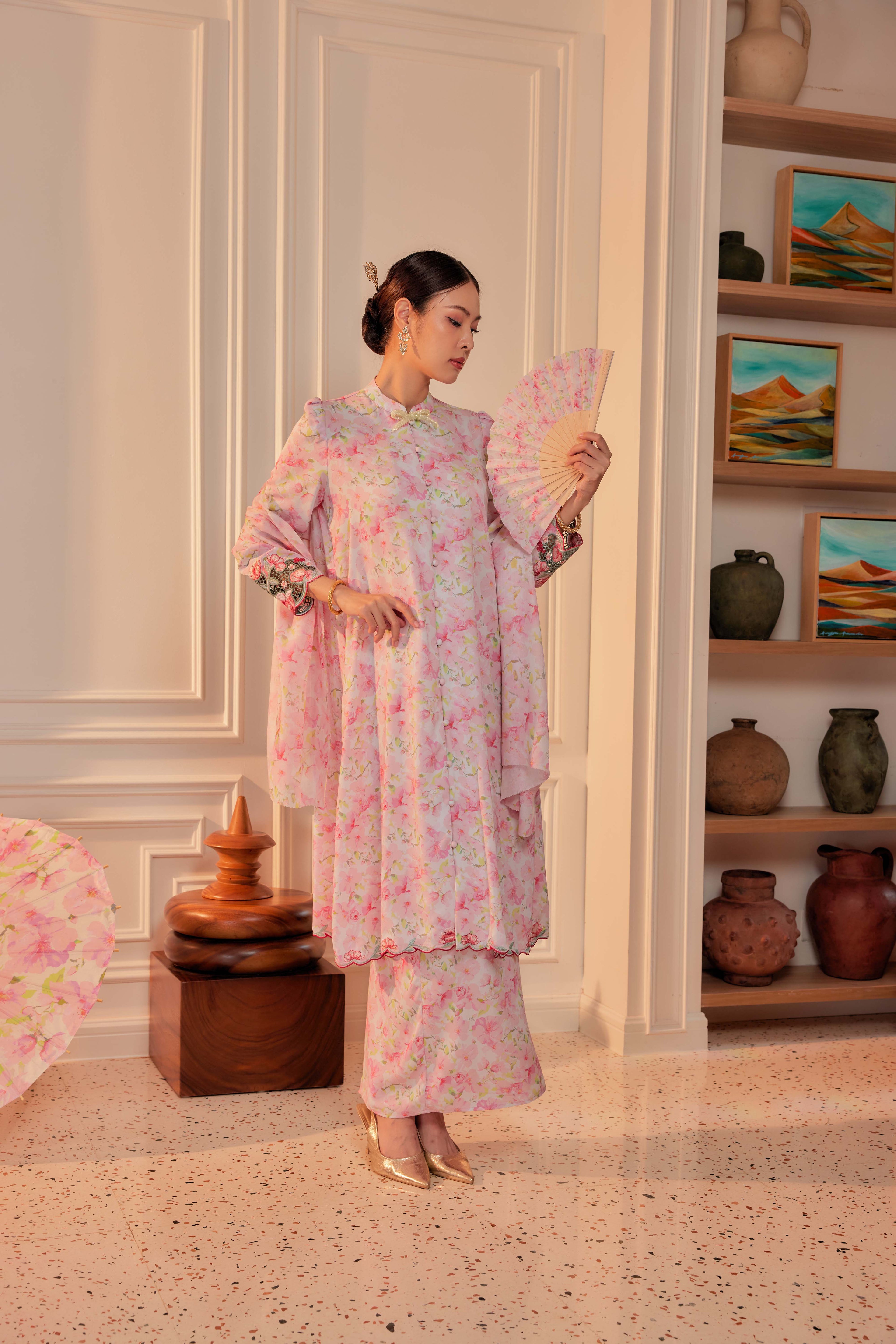 10 - Puspa Rani - Kebarung Sulam Goyang Set With Matching Fan & Selendang