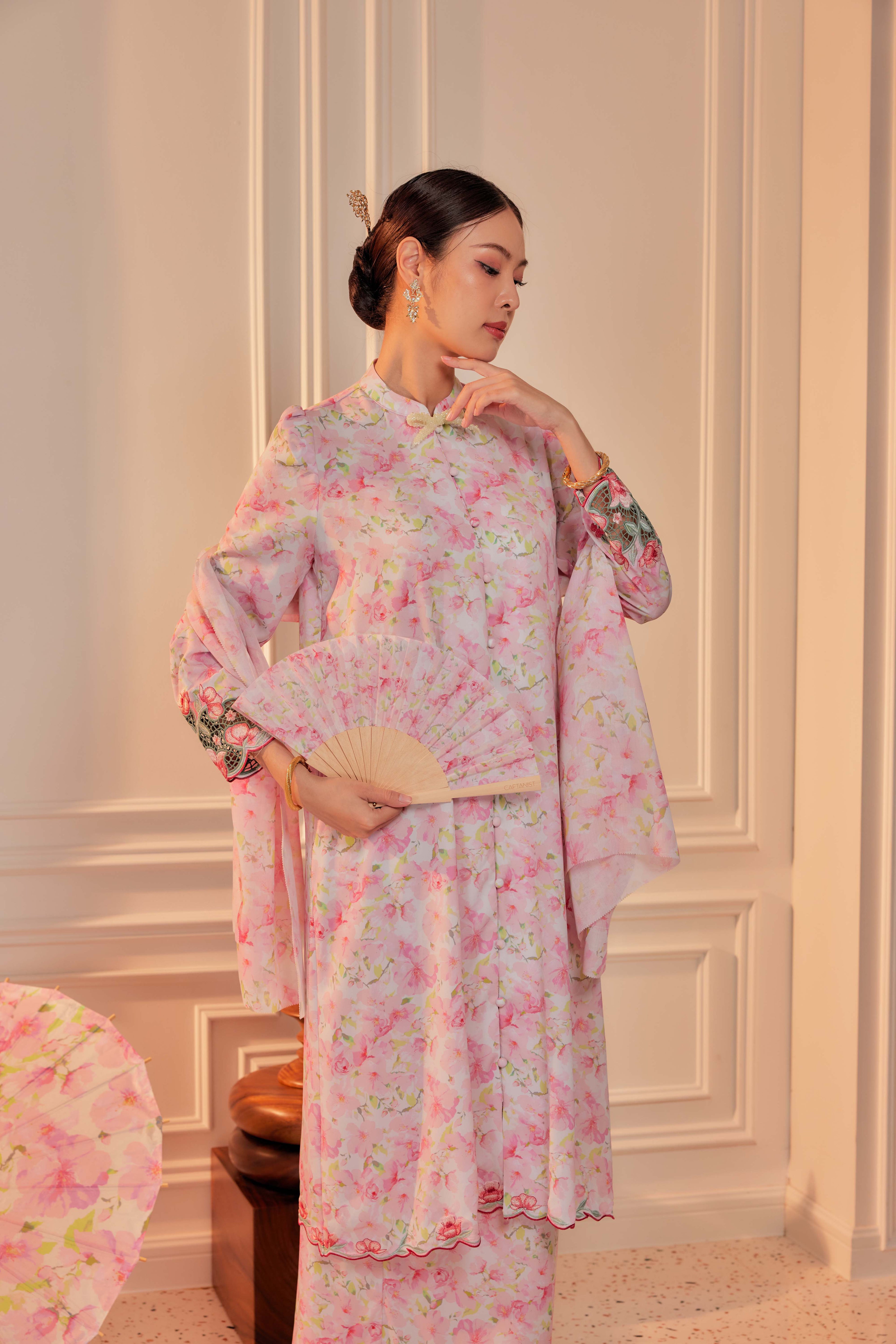 10 - Puspa Rani - Kebarung Sulam Goyang Set With Matching Fan & Selendang