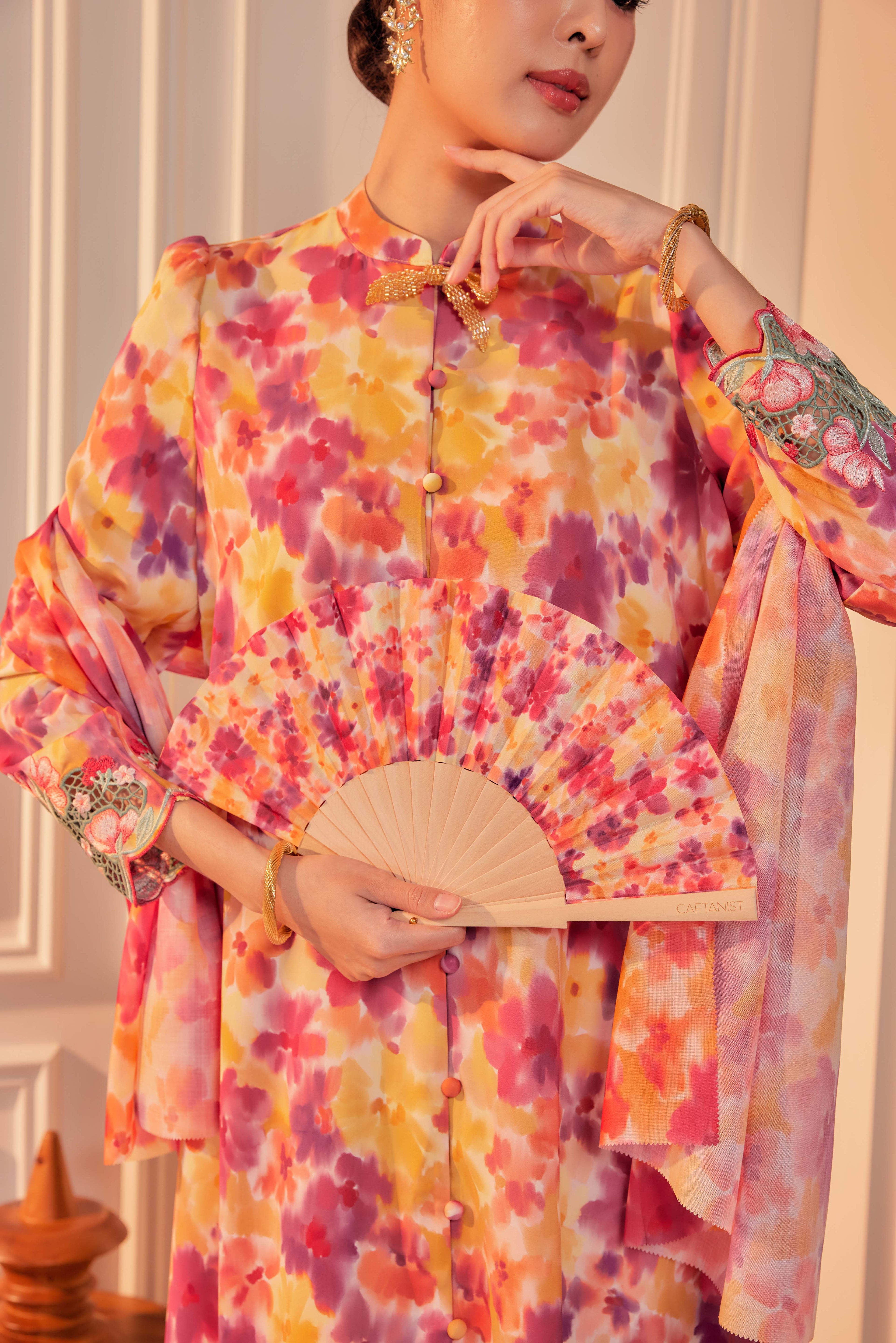 18 - Sundari Kenanga III - Kebarung Sulam Goyang Set With Matching Fan & Selendang