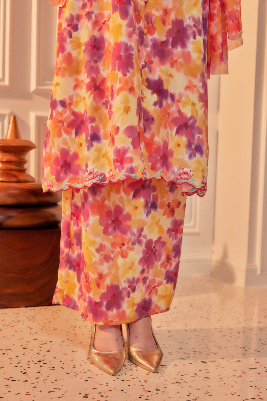 18 - Sundari Kenanga III - Kebarung Sulam Goyang Set With Matching Fan & Selendang