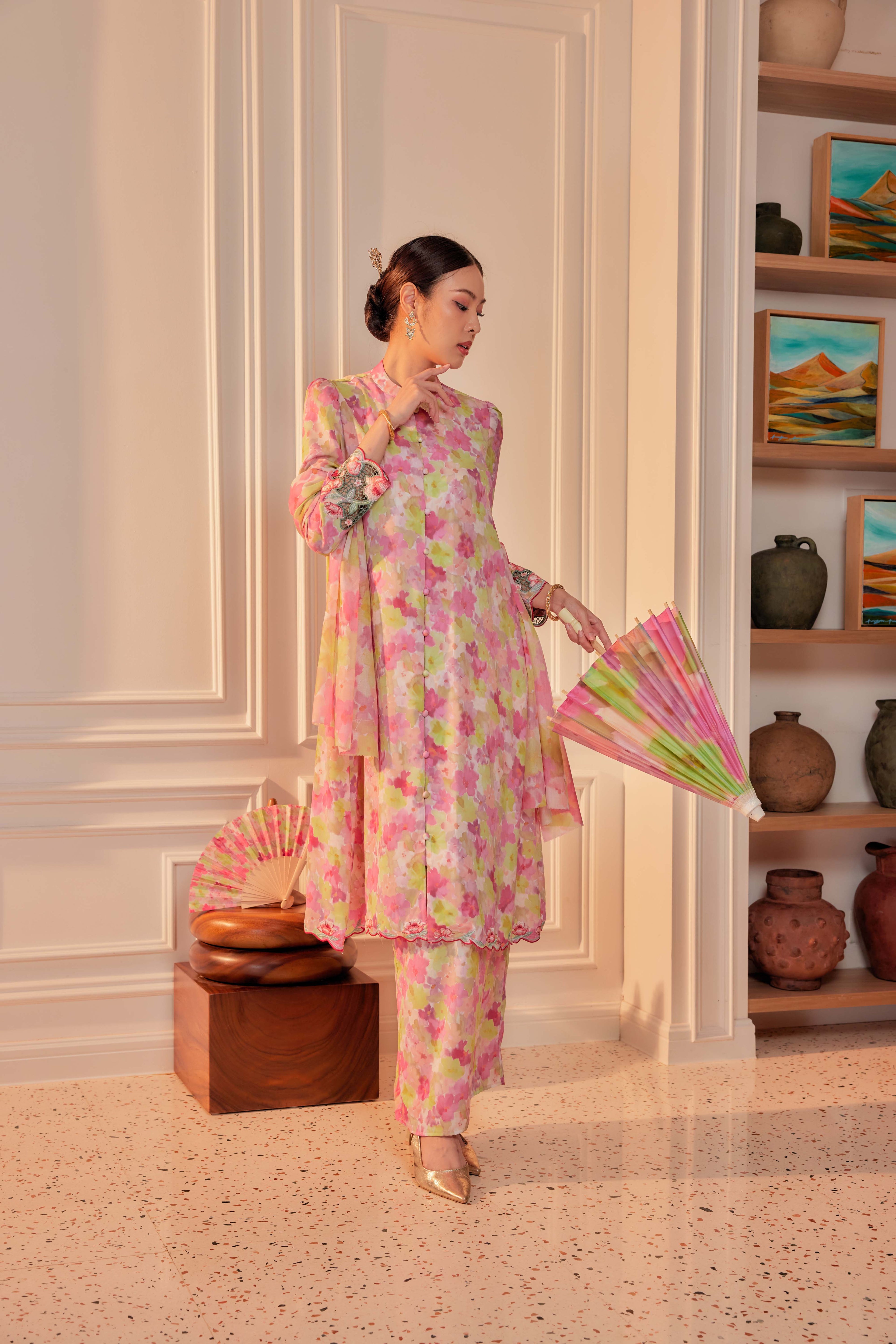 17 - Sundari Kenanga II - Kebarung Sulam Goyang Set With Matching Fan & Selendang