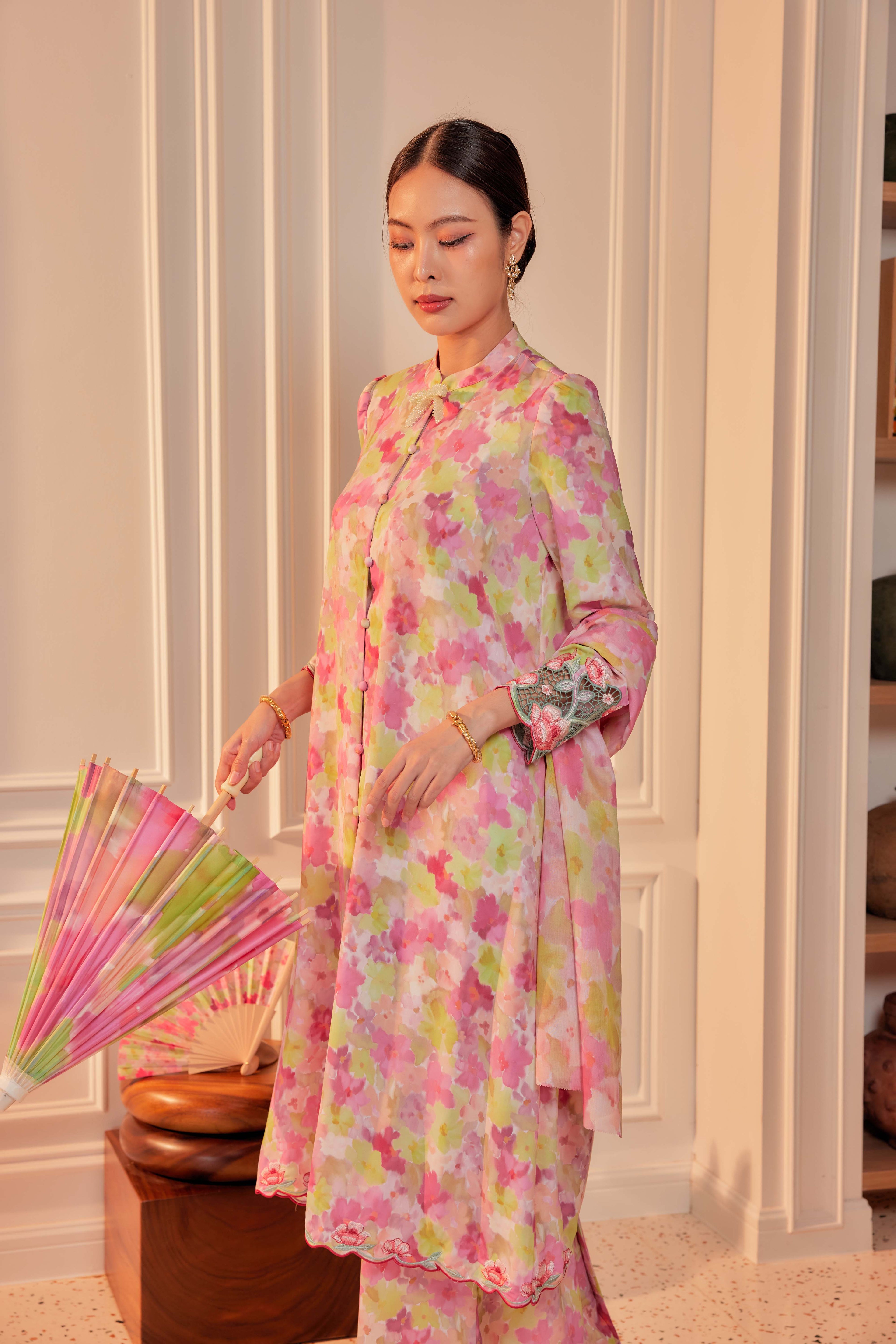 17 - Sundari Kenanga II - Kebarung Sulam Goyang Set With Matching Fan & Selendang