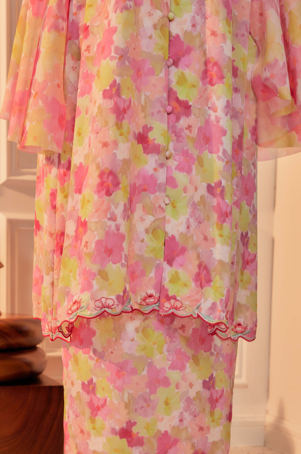 17 - Sundari Kenanga II - Kebarung Sulam Goyang Set With Matching Fan & Selendang