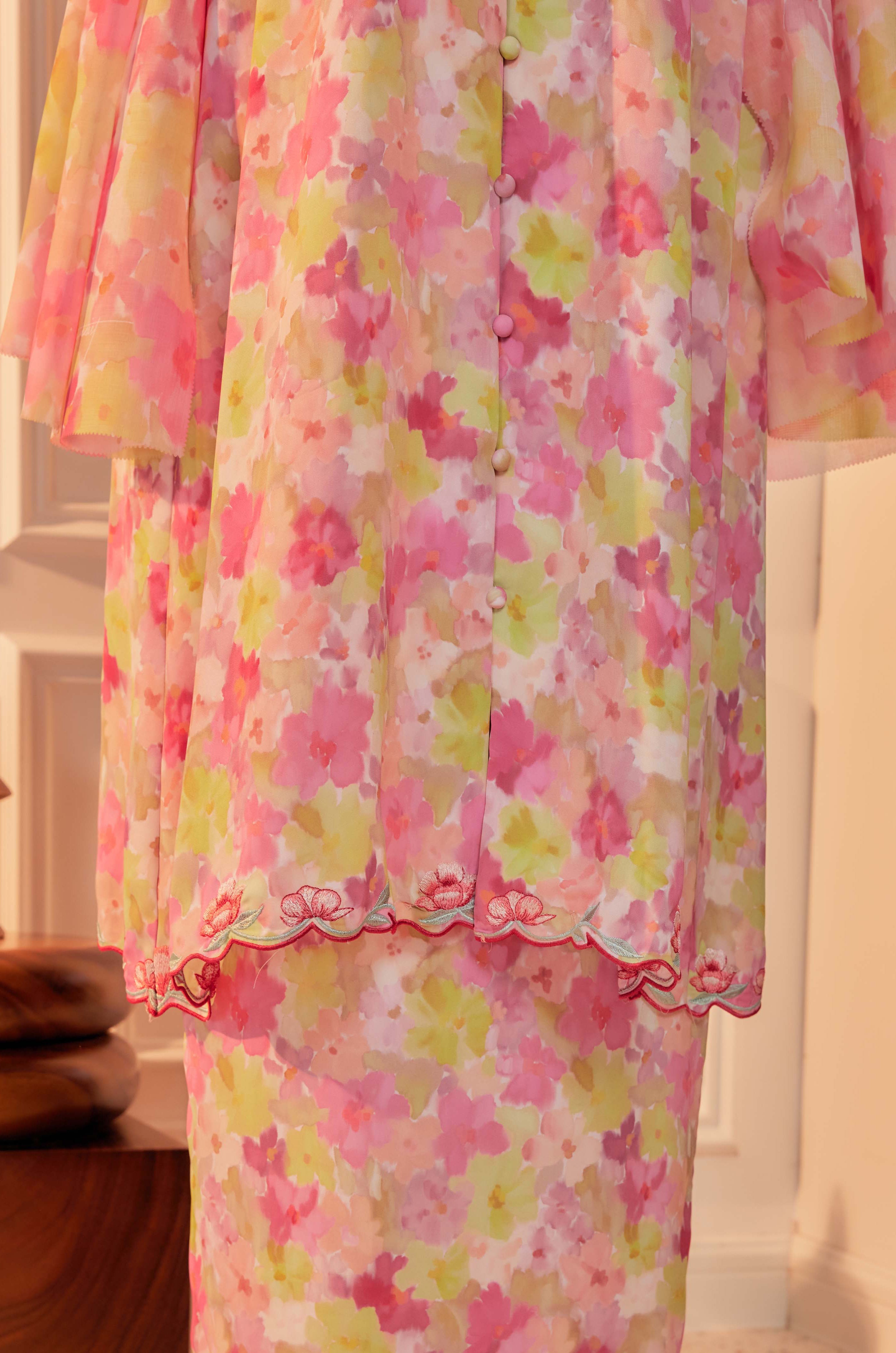 17 - Sundari Kenanga II - Kebarung Sulam Goyang Set With Matching Fan & Selendang