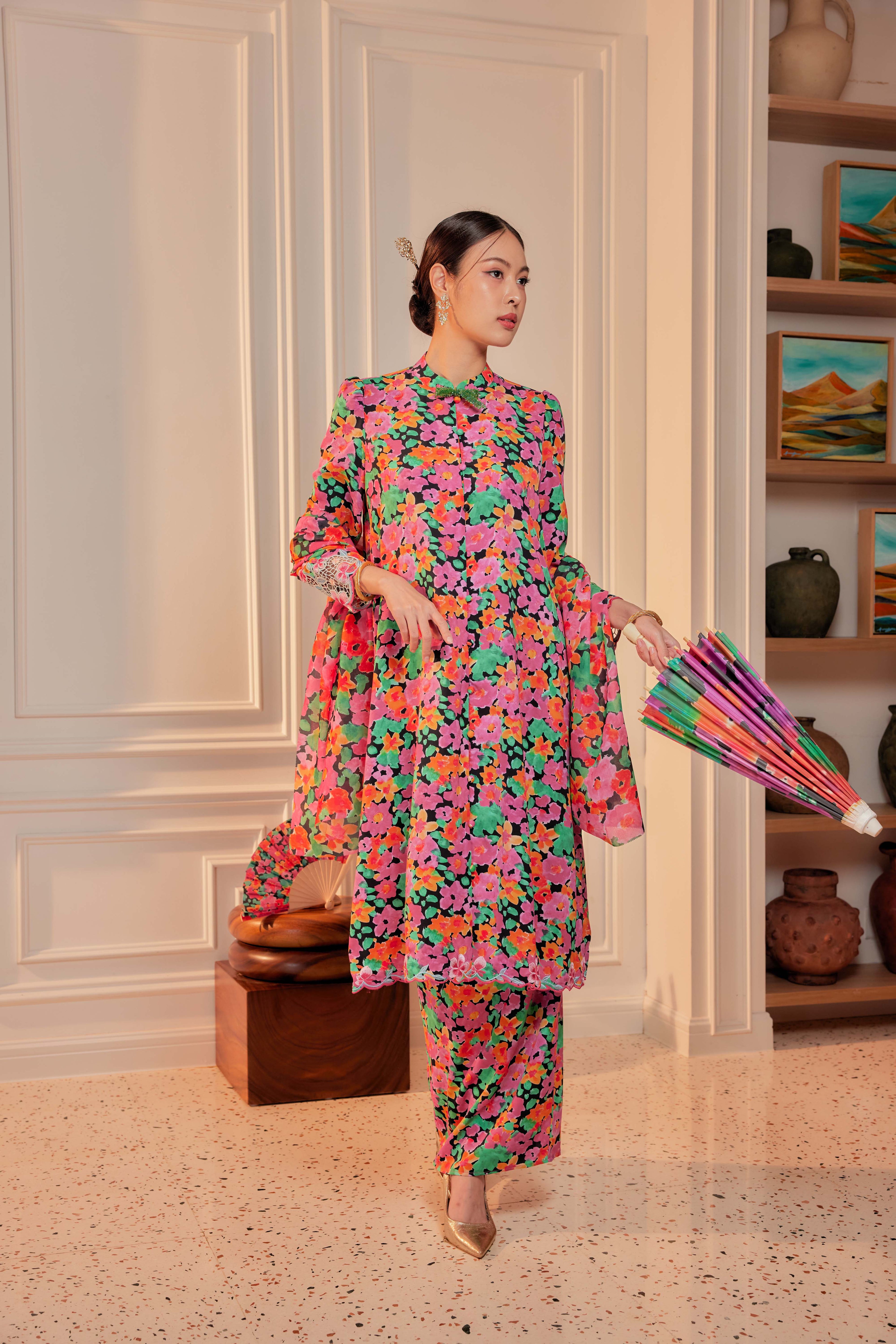 04 - Bunga Pukul Empat - Kebarung Sulam Goyang Set With Matching Fan & Selendang