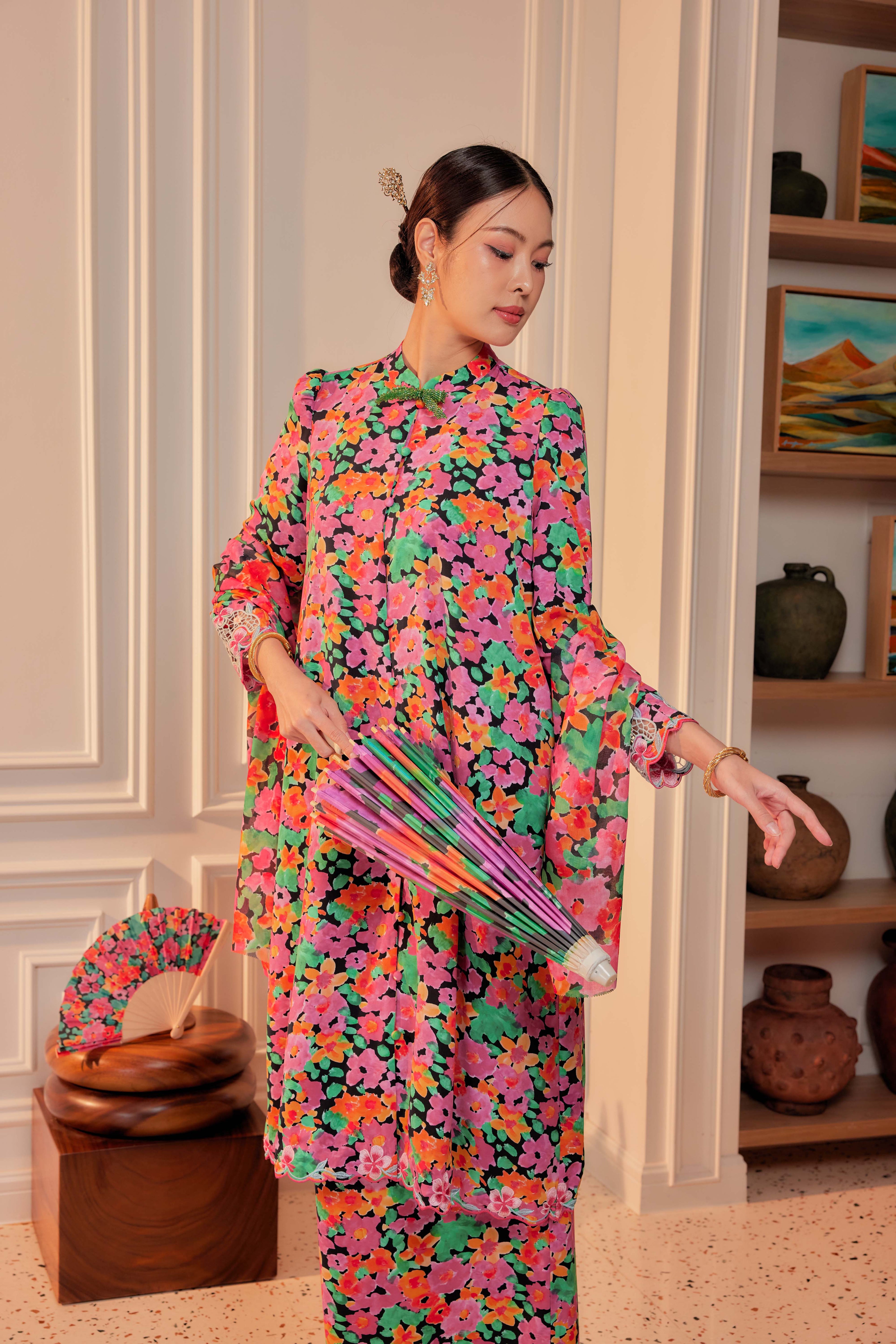 04 - Bunga Pukul Empat - Kebarung Sulam Goyang Set With Matching Fan & Selendang