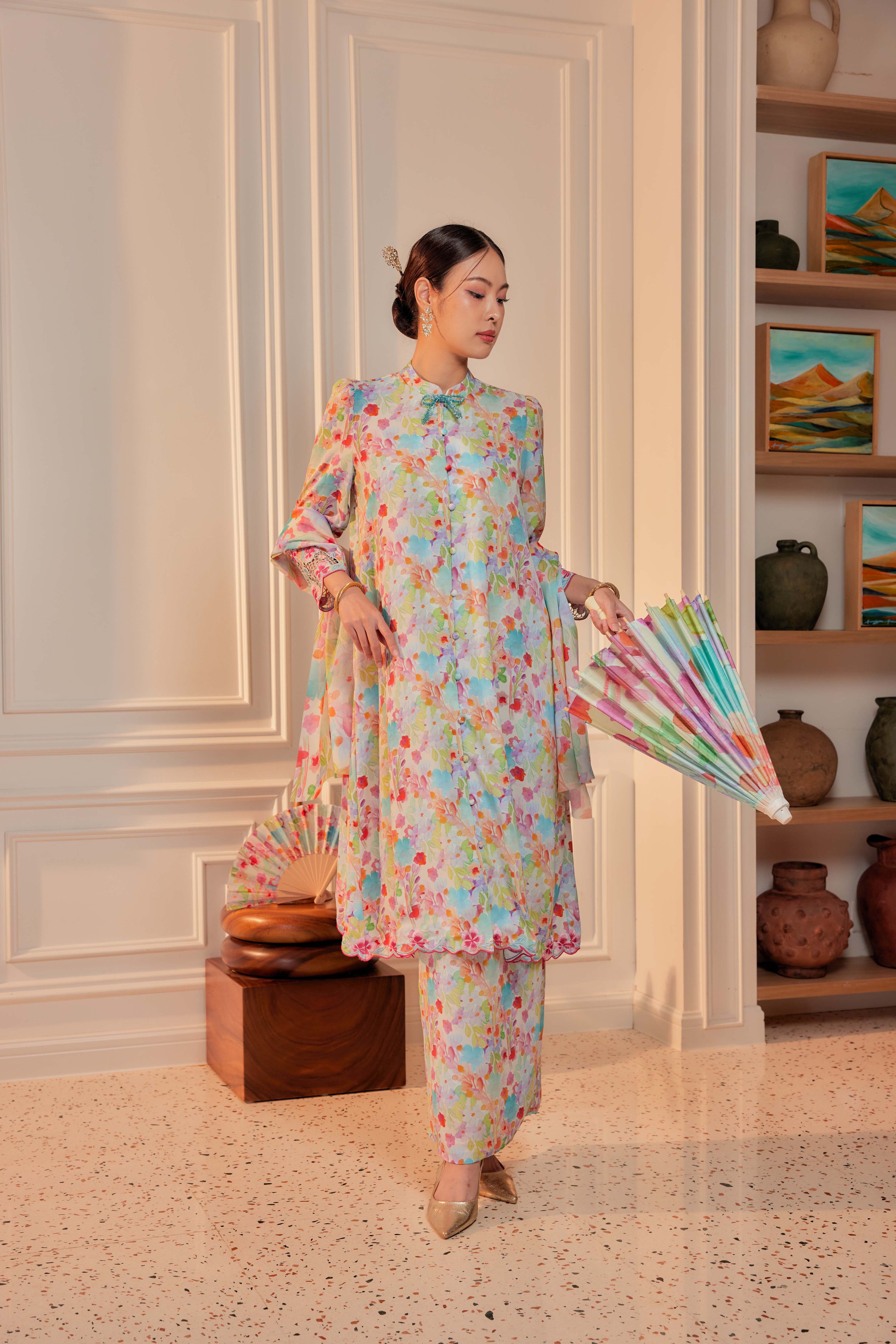 21 - Puspa Warna - Kebarung Sulam Goyang Set With Matching Fan & Selendang