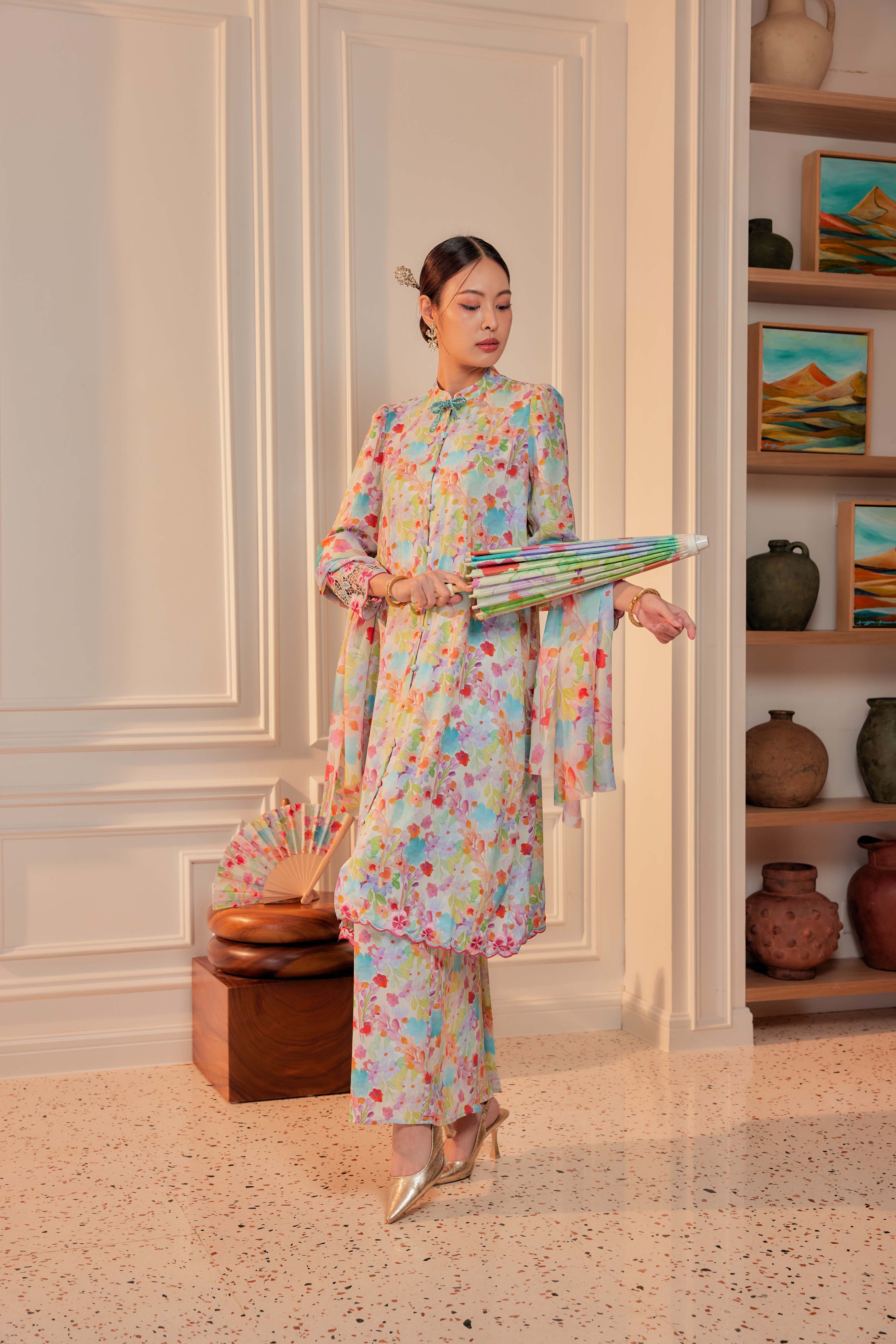 21 - Puspa Warna - Kebarung Sulam Goyang Set With Matching Fan & Selendang