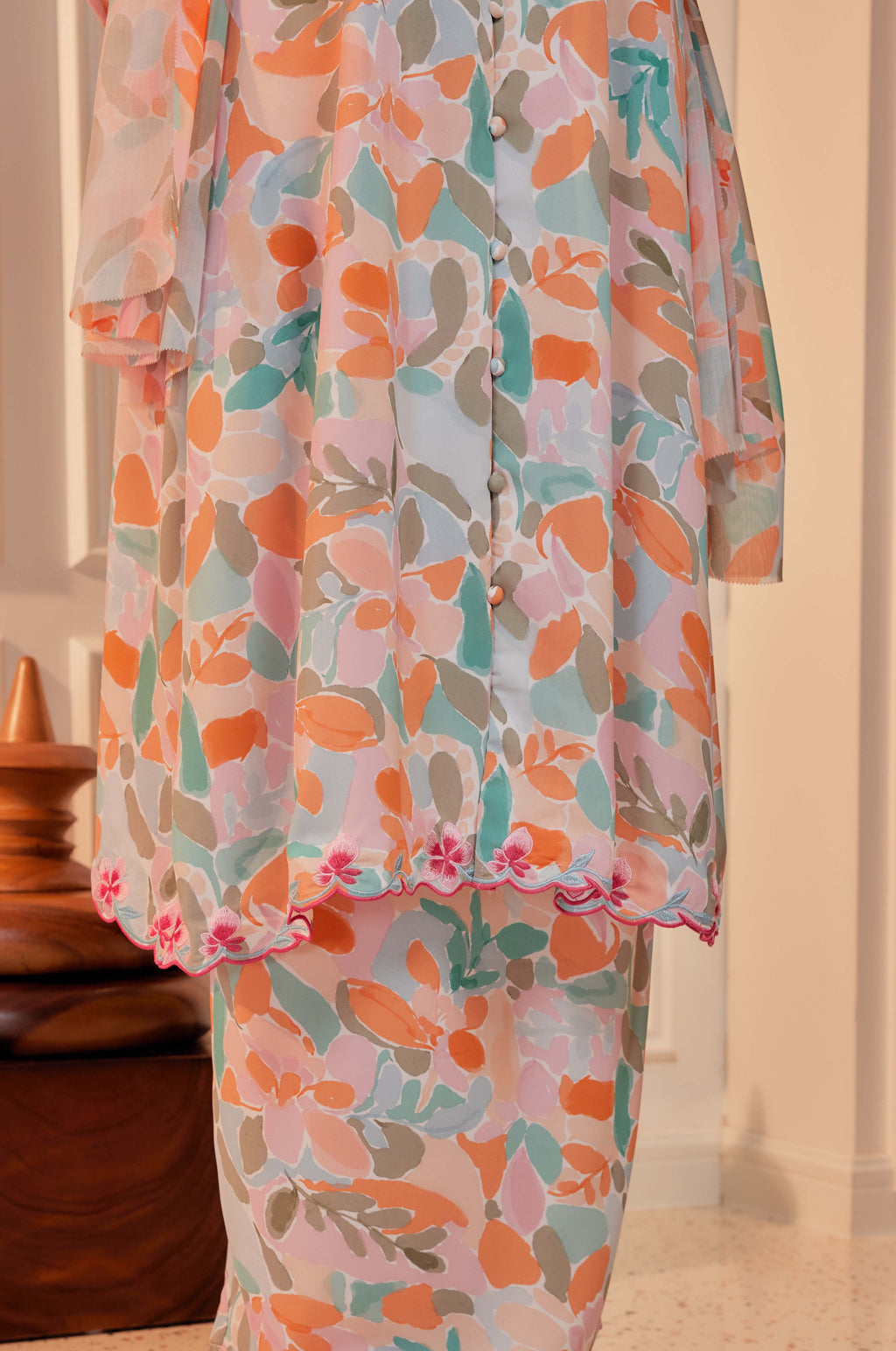 23 - Tanjung Puspita - Kebarung Sulam Goyang Set With Matching Fan & Selendang