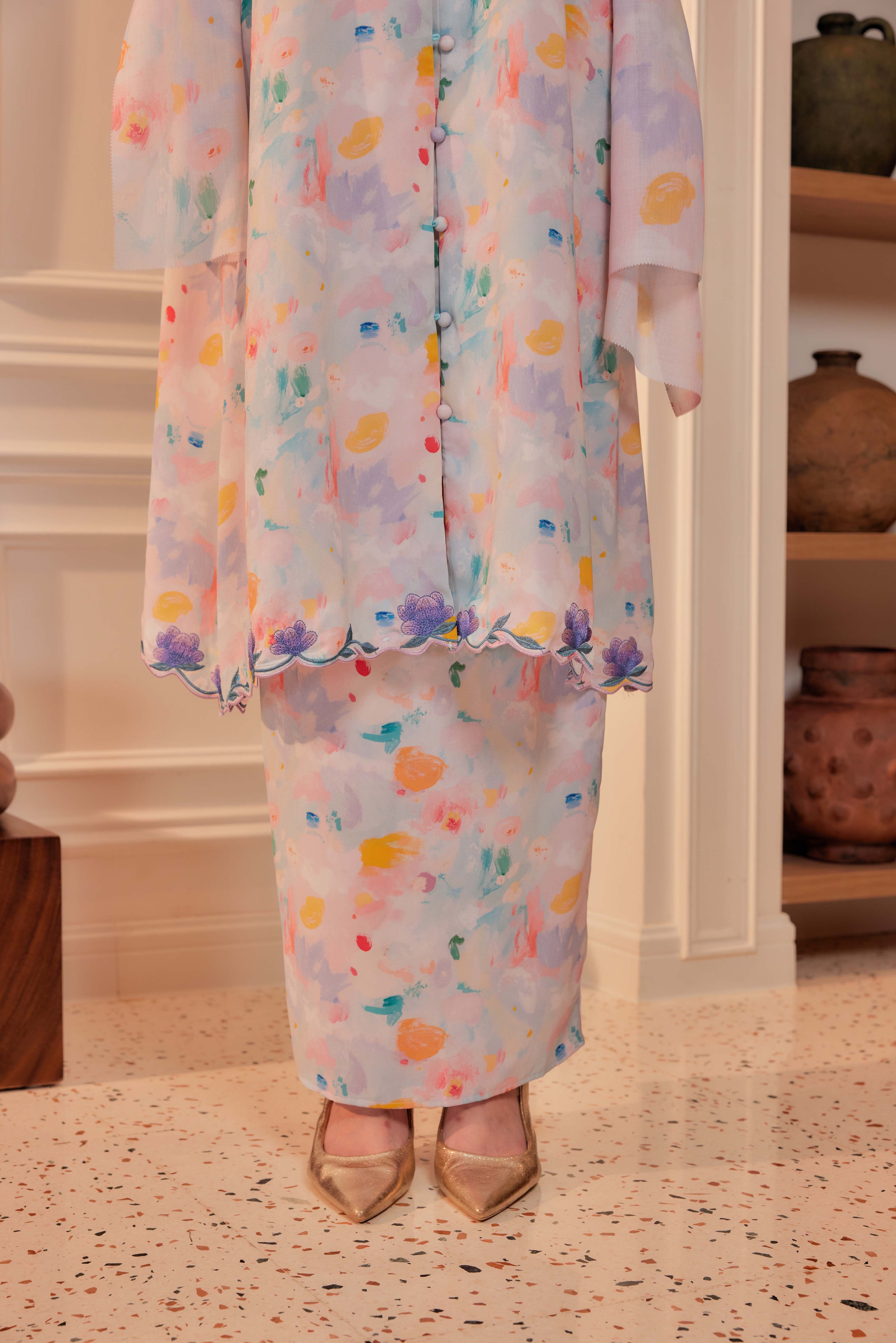 01 - Sekar Jagad - Kebarung Sulam Goyang Set With Matching Selendang