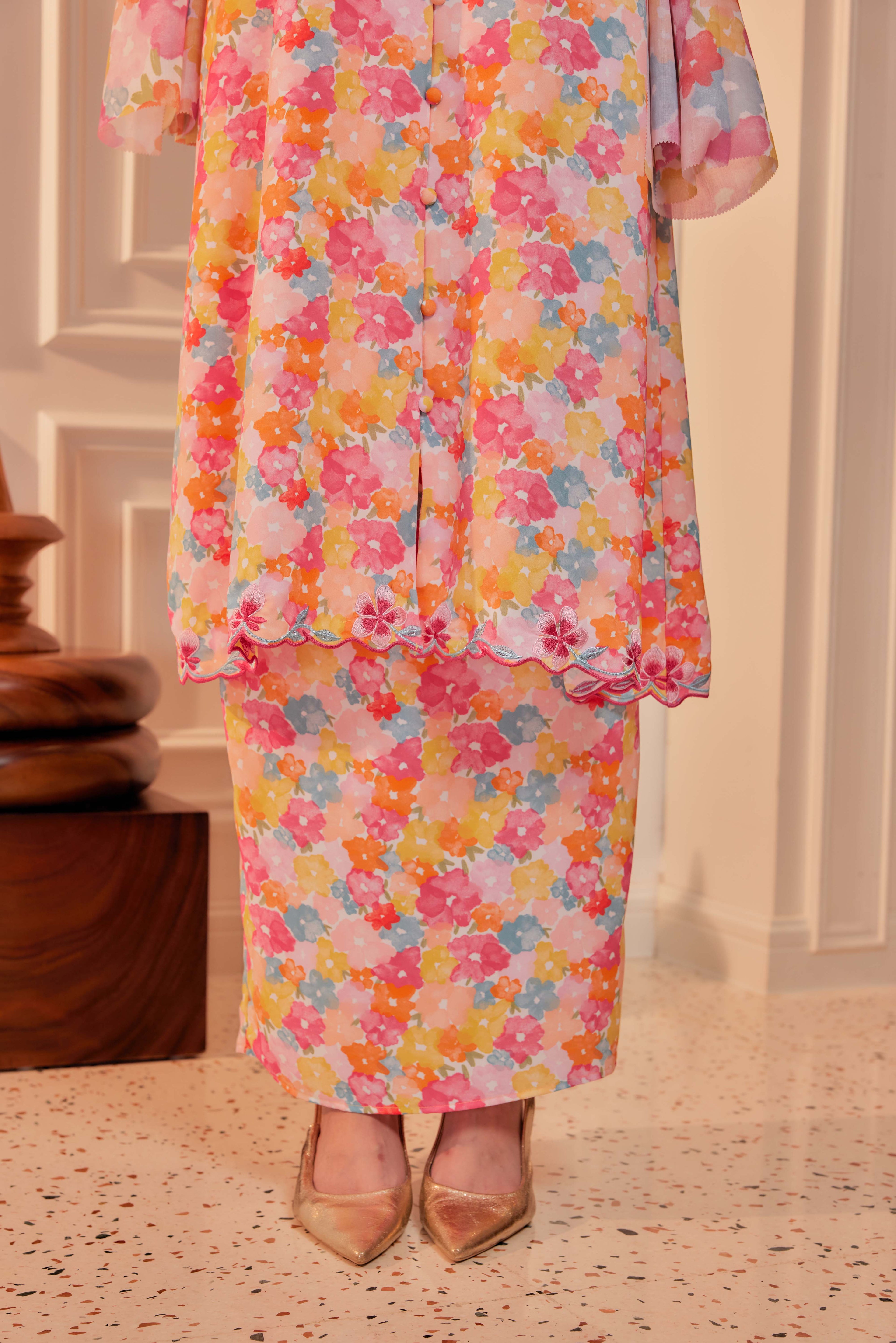 13 - Ratu Melur - Kebarung Sulam Goyang Set With Matching Fan & Selendang