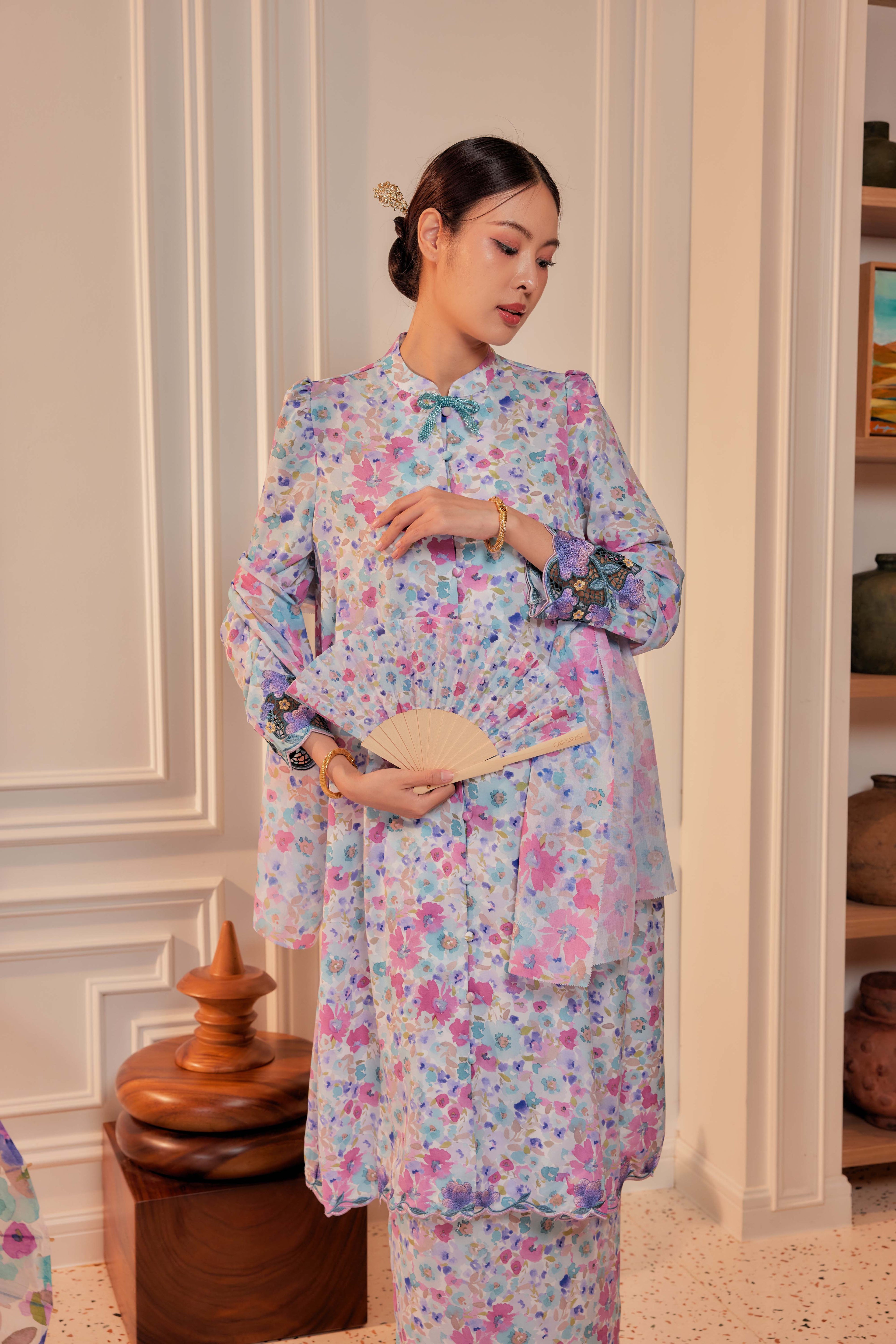 14 - Indah Sekarjati I - Kebarung Sulam Goyang Set With Matching Fan & Selendang