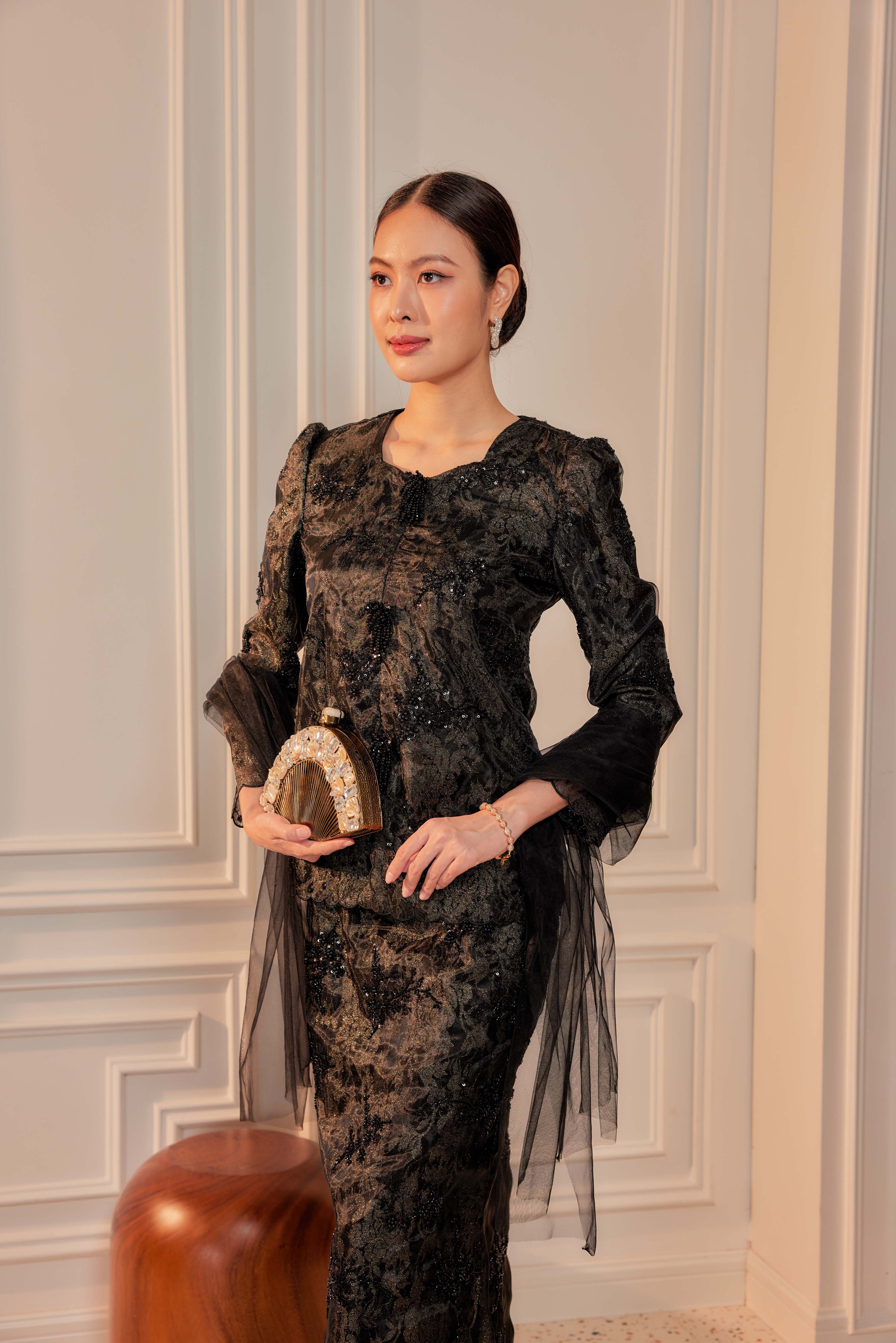 Stardust - Alaia Beaded Lace Kurung With Set of 3 Pearl Brooch (Fully Lined)