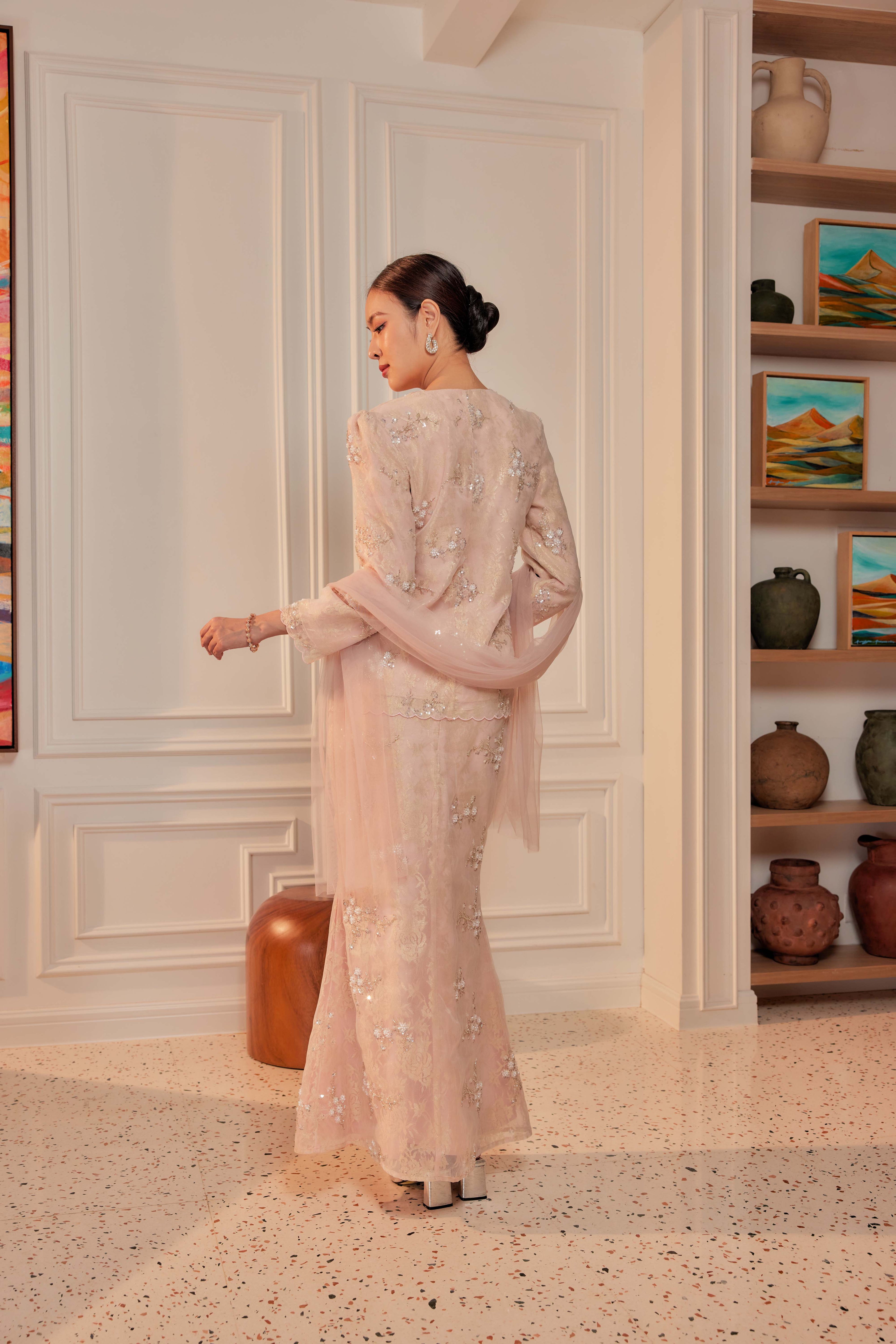 Ballerina Pink - Alaia Beaded Lace Kurung With Set of 3 Pearl Brooch (Fully Lined)