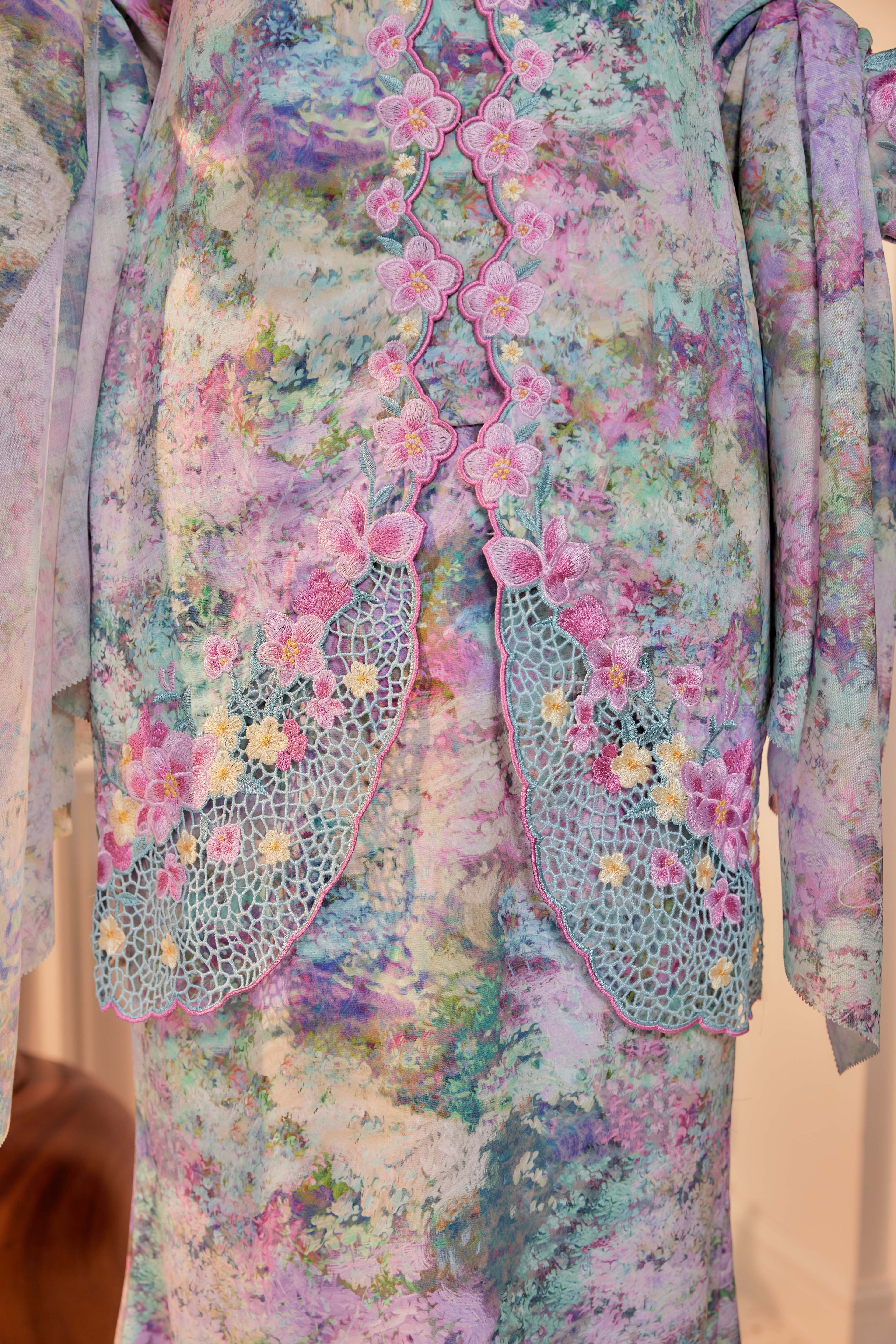 35 - Taman Sari - Kebaya Sulam Goyang Set With Matching Fan & Selendang [PREORDER]