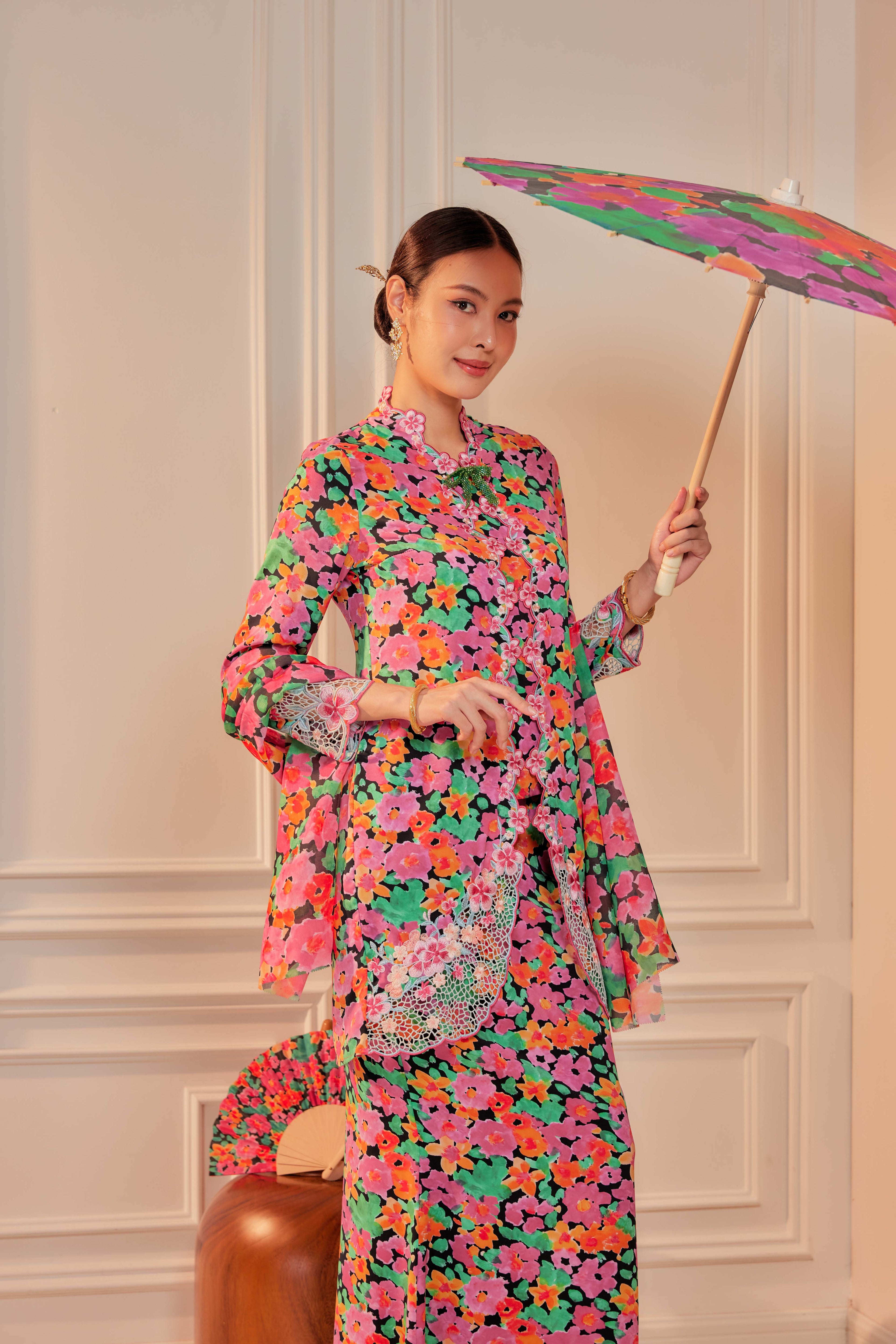 30 - Bunga Pukul Empat - Kebaya Sulam Goyang Set With Matching Fan & Selendang [PREORDER]