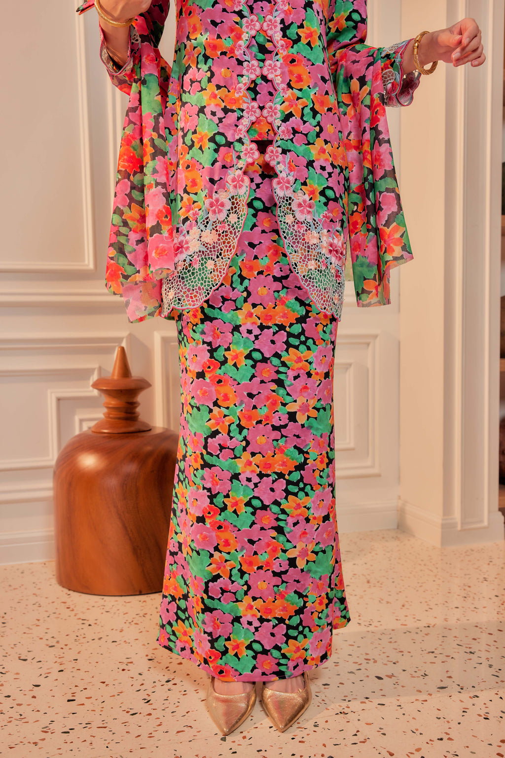 30 - Bunga Pukul Empat - Kebaya Sulam Goyang Set With Matching Fan & Selendang [PREORDER]