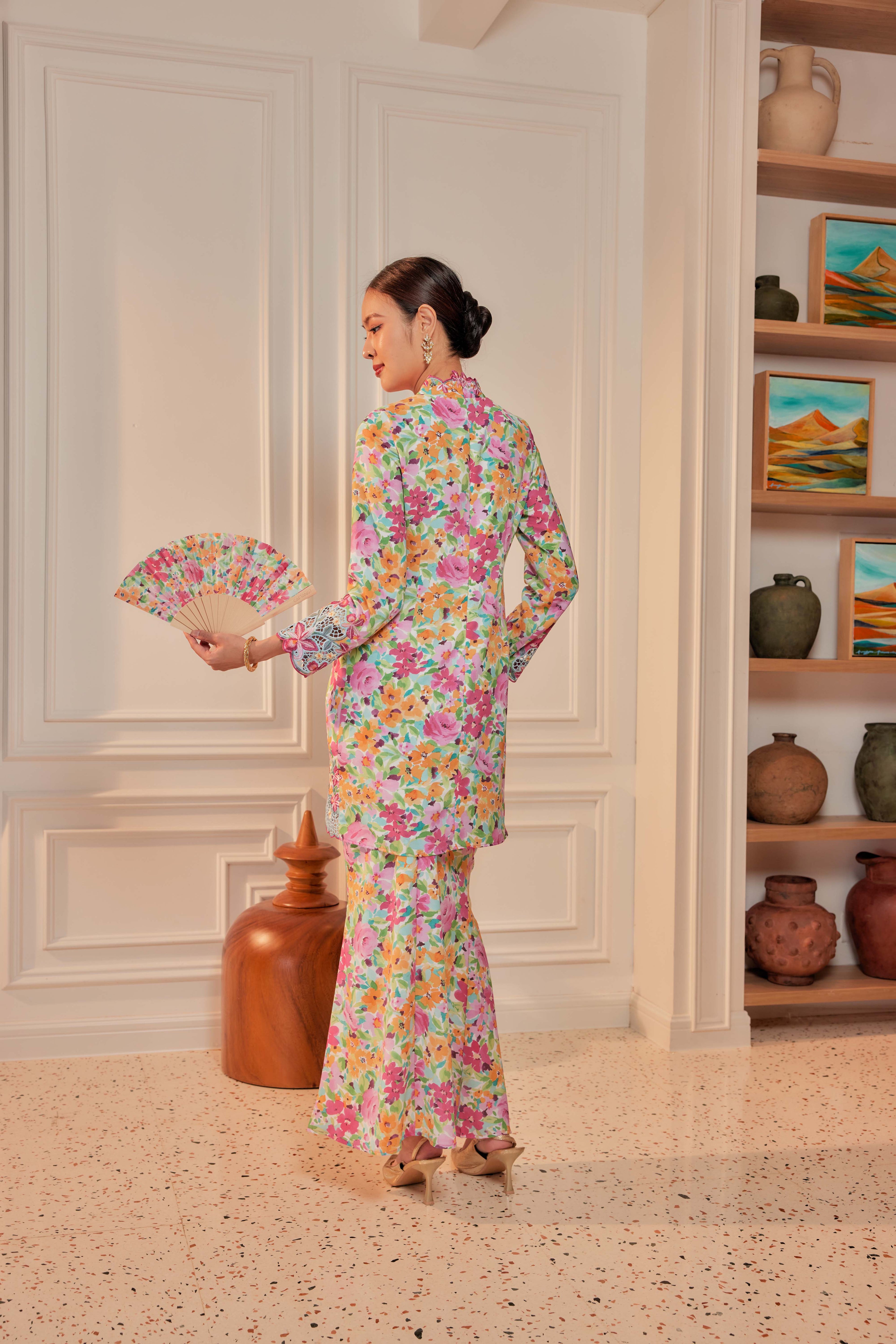 33 - Sekar Arum I - Kebaya Sulam Goyang Set With Matching Fan & Selendang [PREORDER]