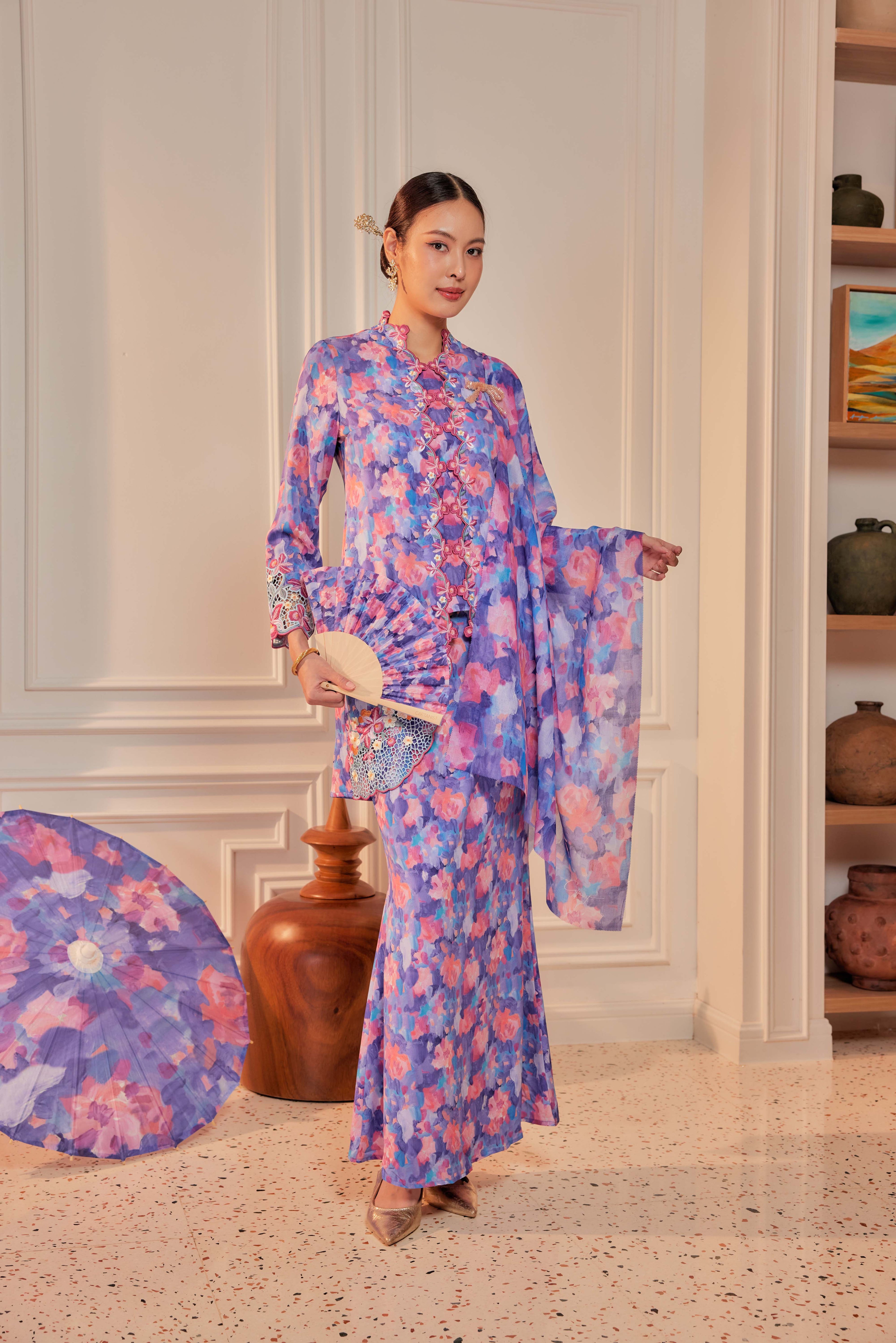 31 - Sekar Wulan - Kebaya Sulam Goyang Set With Matching Fan & Selendang [PREORDER]