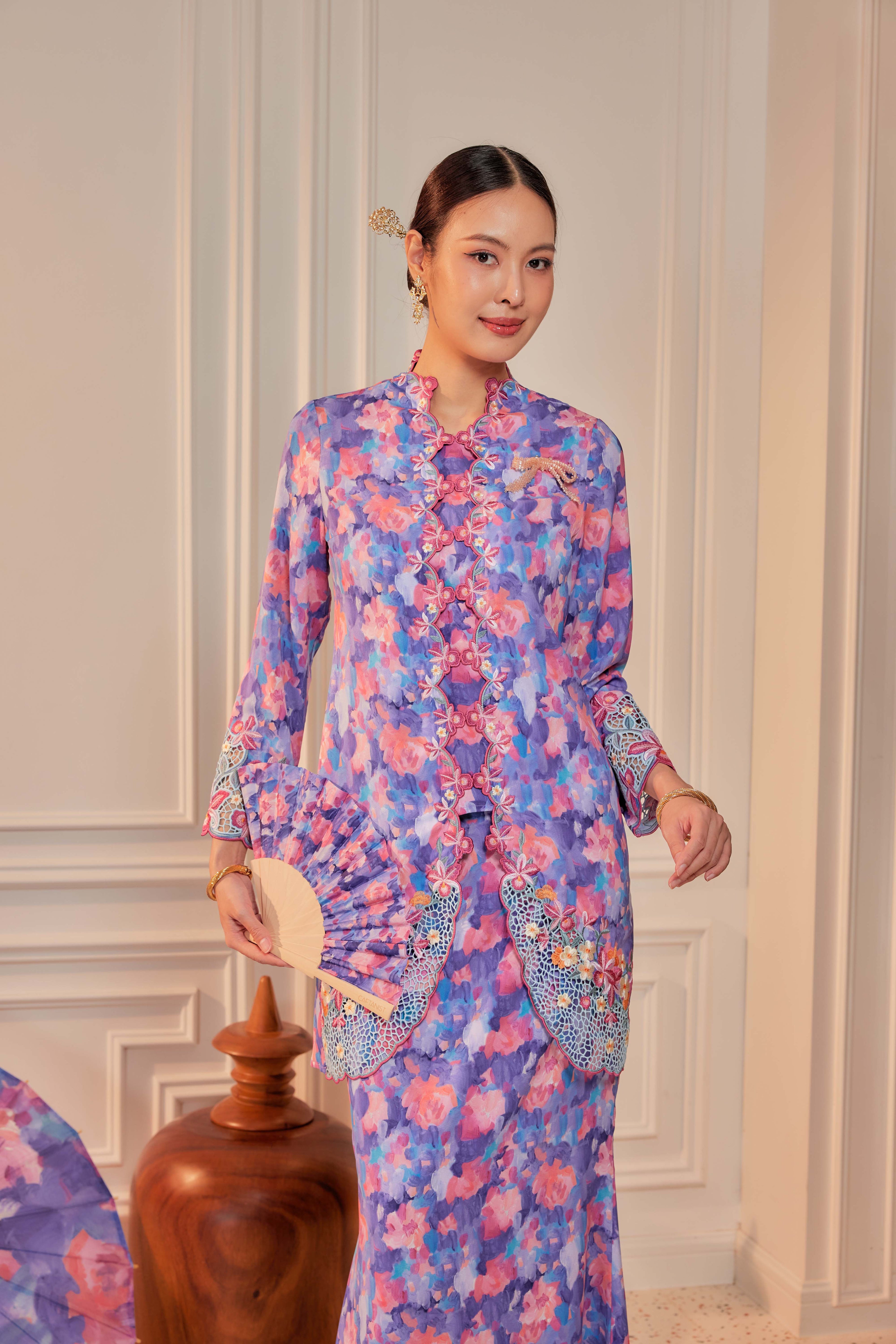 31 - Sekar Wulan - Kebaya Sulam Goyang Set With Matching Fan & Selendang [PREORDER]