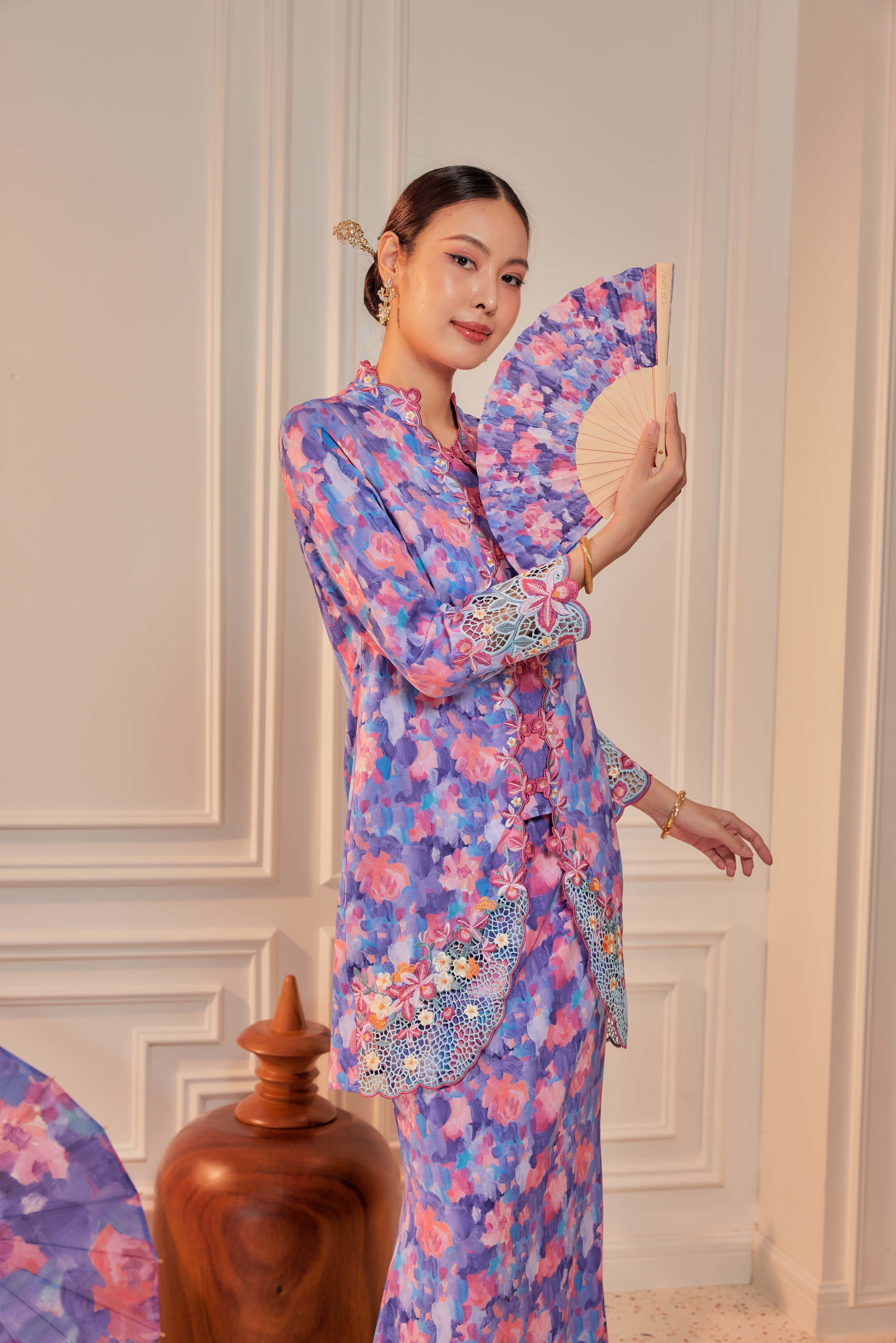 31 - Sekar Wulan - Kebaya Sulam Goyang Set With Matching Fan & Selendang [PREORDER]