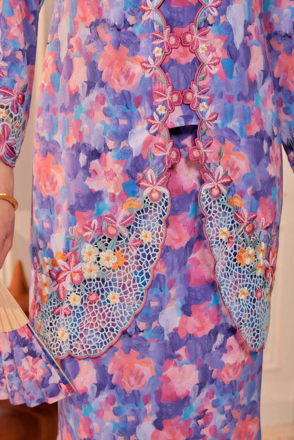 31 - Sekar Wulan - Kebaya Sulam Goyang Set With Matching Fan & Selendang [PREORDER]