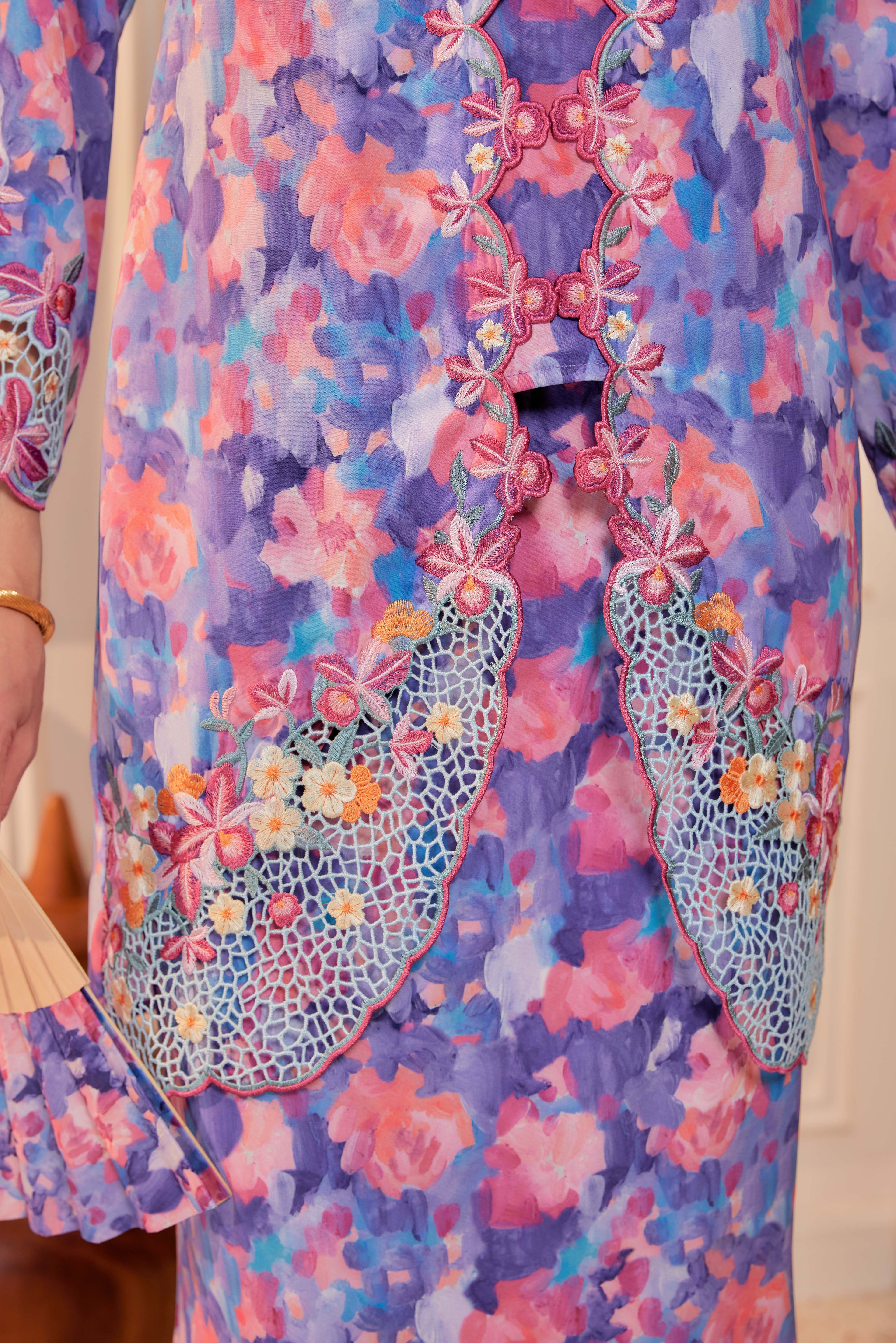 31 - Sekar Wulan - Kebaya Sulam Goyang Set With Matching Fan & Selendang [PREORDER]